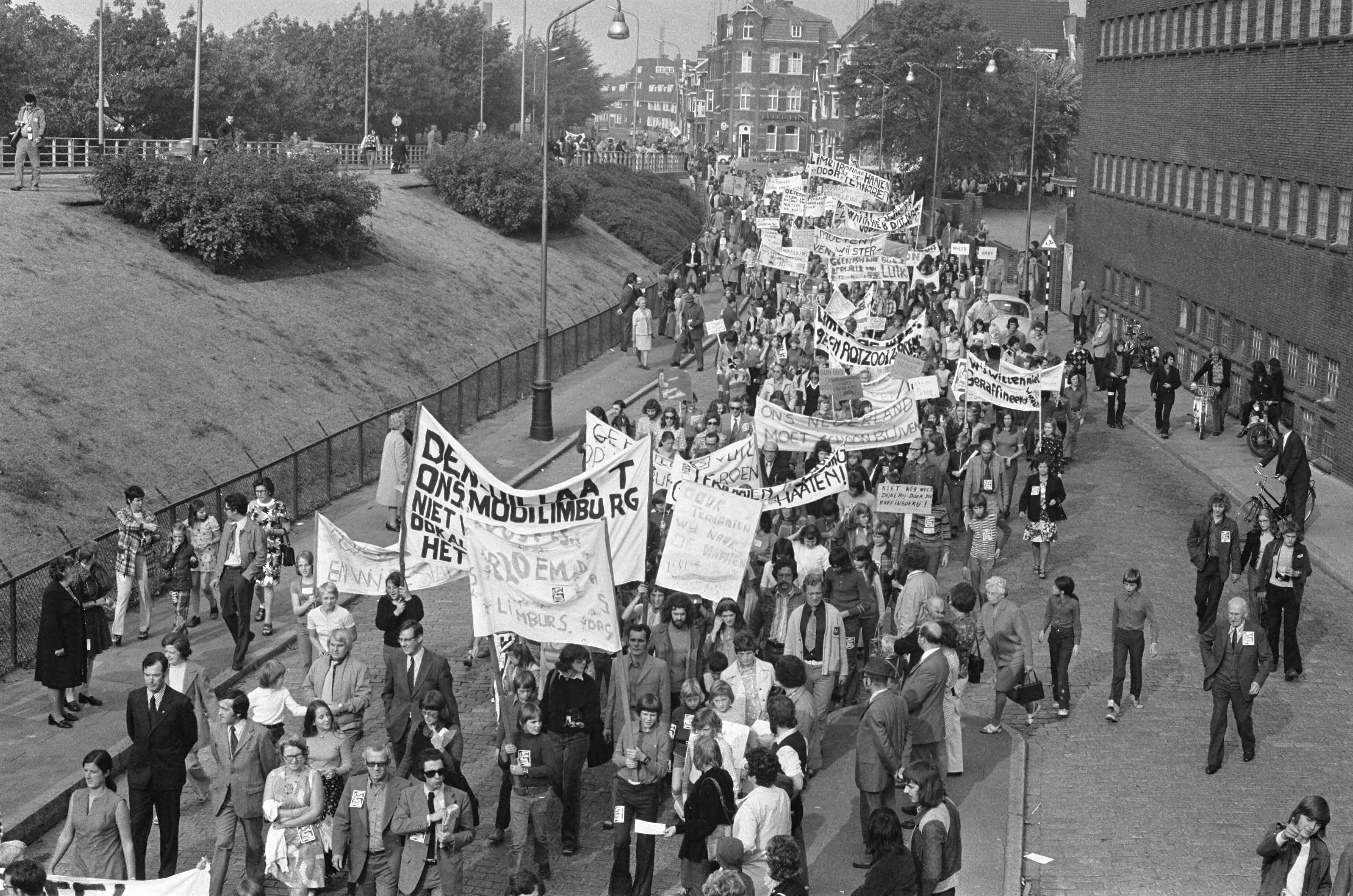 Fotocollectie Anefo — Demonstratie in Maastricht tegen de bouw van olieraffinaderij in het Belgische Ternaaien — Foto: Punt, W. / Anefo. Licentie: Set B: Rechtenvrij / Publiek Domein. Bron: Nationaal Archief. http://hdl.handle.net/10648/ac38c2f0-d0b4-102d-bcf8-003048976d84