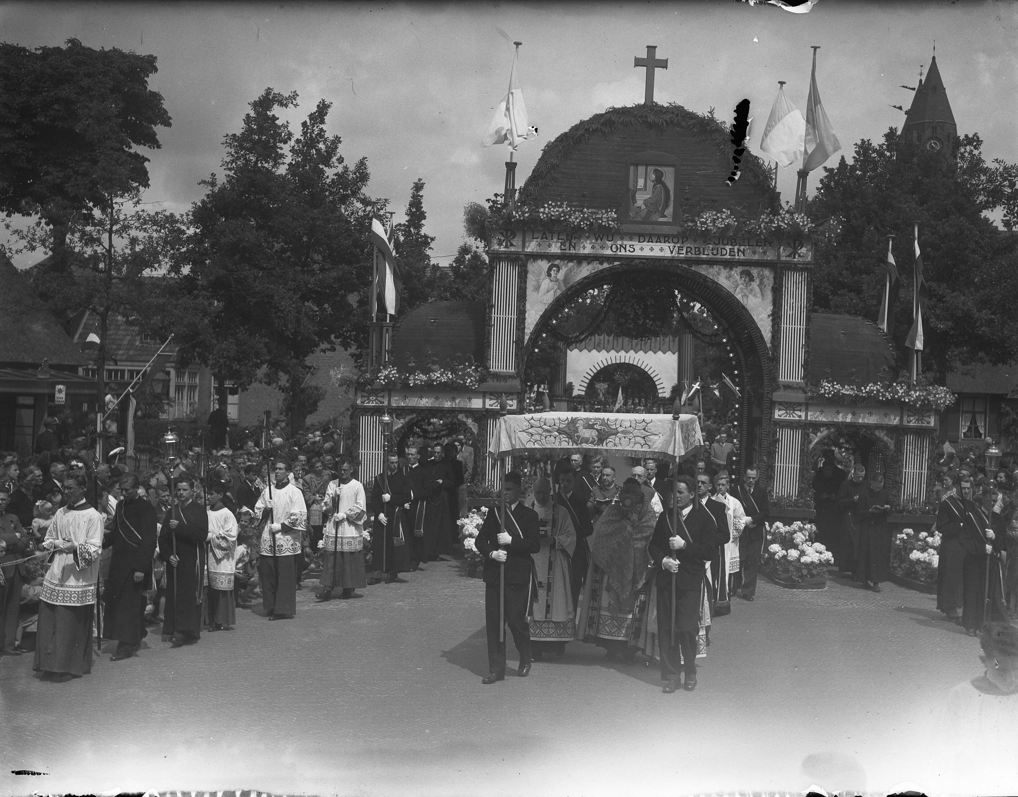 Fotocollectie Anefo — St. Jansprocessie te Laren (N.H.) — Foto: Oorschot, […] van / Anefo. Licentie: Set B: Rechtenvrij / Publiek Domein. Bron: Nationaal Archief. http://hdl.handle.net/10648/a8b87d00-d0b4-102d-bcf8-003048976d84