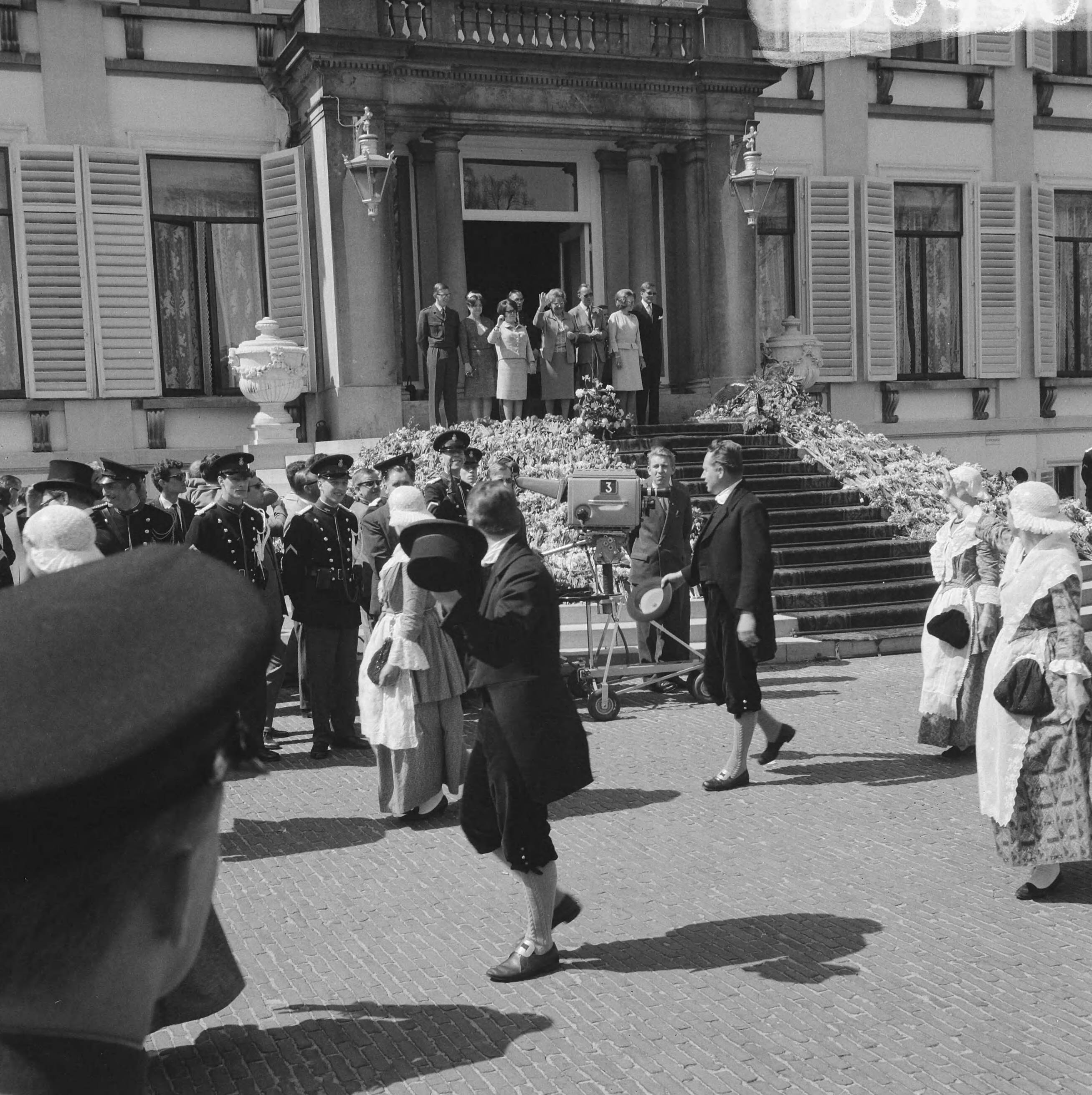 Fotocollectie Anefo — Koninginnedag, defilee op Soestdijk, defilee langs bordes — Foto: Kroon, Ron / Anefo. Licentie: Set B: Rechtenvrij / Publiek Domein. Bron: Nationaal Archief. http://hdl.handle.net/10648/aae81720-d0b4-102d-bcf8-003048976d84