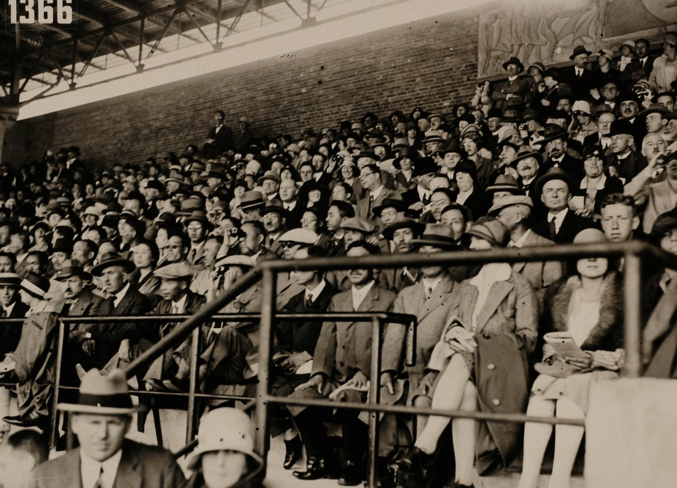 Sport — Sport. Olympische Spelen 1928 Amsterdam, Nederland : Toeschouwers op de tribune van het olympisch stadion. — Foto: Fotograaf Onbekend / Algemeen Fotobureau Amsterdam / Spaarnestad Photo (05887). Licentie: Set B: Rechtenvrij / Publiek Domein. Bron: Nationaal Archief. http://hdl.handle.net/10648/35429da6-d56f-a382-e063-6df0900a6686