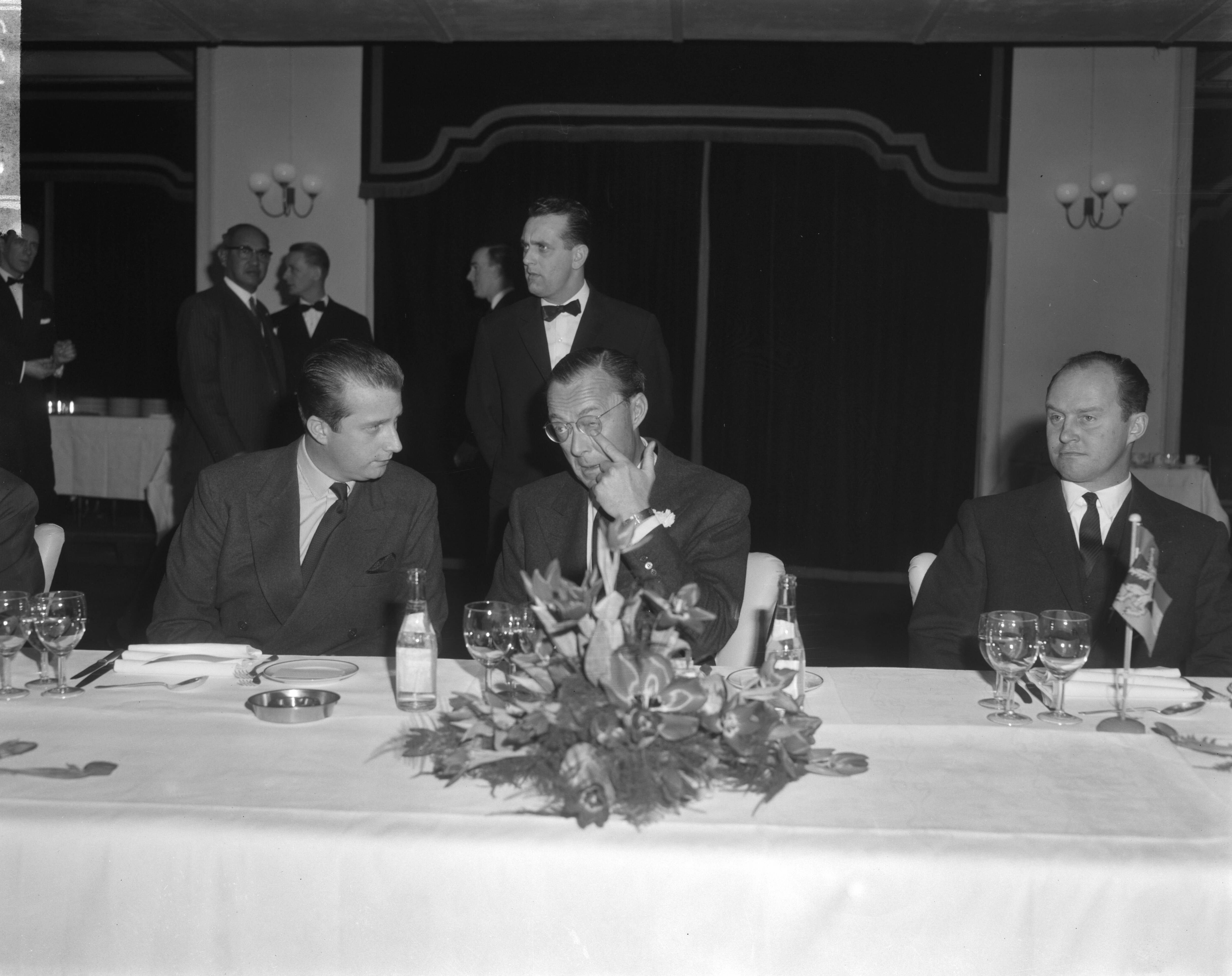 Fotocollectie Anefo — Drie Benelux prinsen op een lunchbijeenkomst in het Kurhaus te Scheveningen, de drie prinsen aan tafel, v.l.n.r. prins Albert van België, prins Bernhard en prins Charles van Luxembourg — Foto: Bilsen, Joop van / Anefo. Licentie: Set B: Rechtenvrij / Publiek Domein. Bron: Nationaal Archief. http://hdl.handle.net/10648/aa5ac0c8-d0b4-102d-bcf8-003048976d84