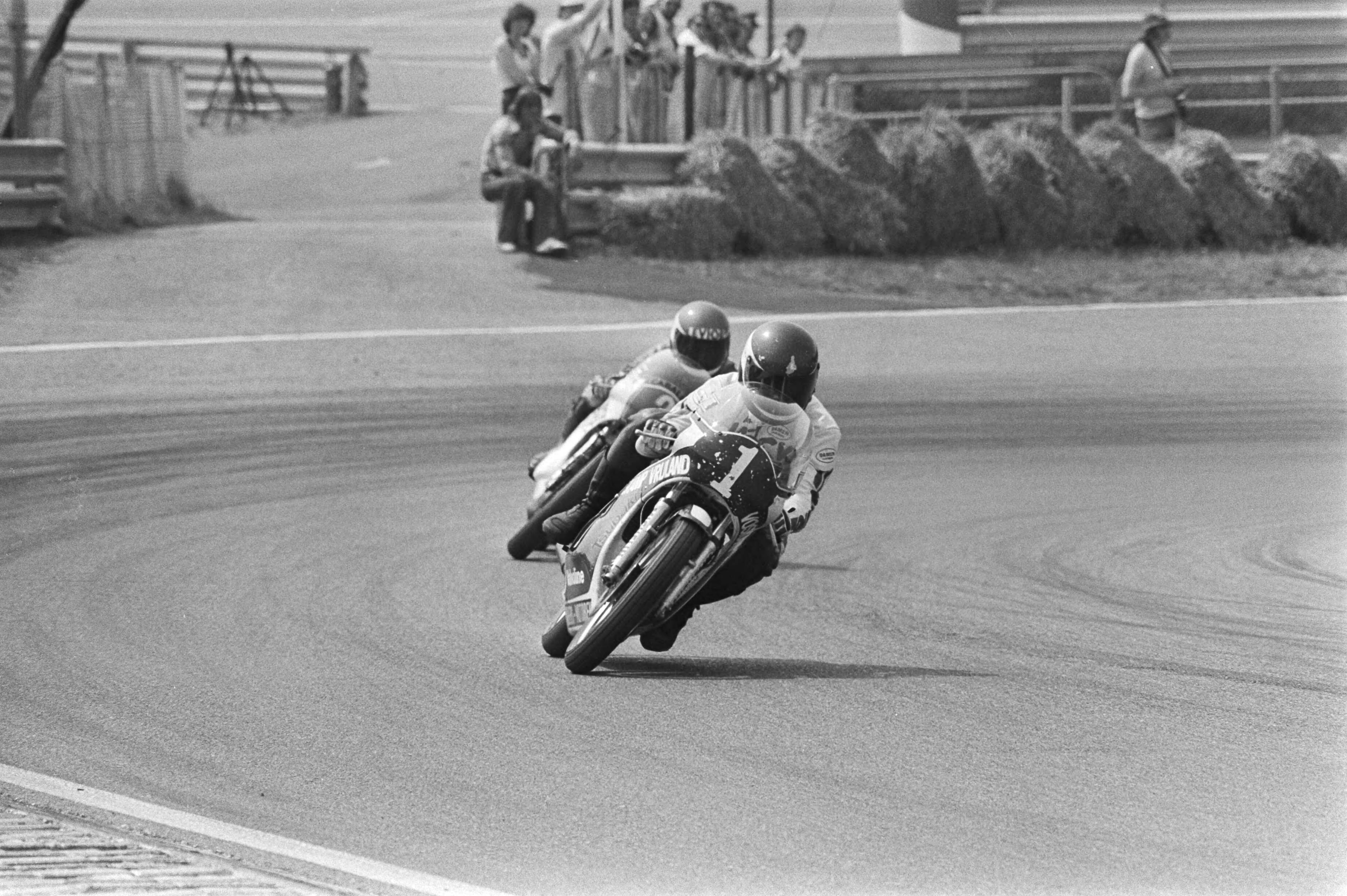 Fotocollectie Anefo — Motorraces Zandvoort, meetellend voor Nederlandse kampioenschappen; Jack Middelburg (no. 1) winnaar in de 350cc, achter hem Bert Struyk — Foto: Suyk, Koen / Anefo. Licentie: Set B: Rechtenvrij / Publiek Domein. Bron: Nationaal Archief. http://hdl.handle.net/10648/acb532ea-d0b4-102d-bcf8-003048976d84