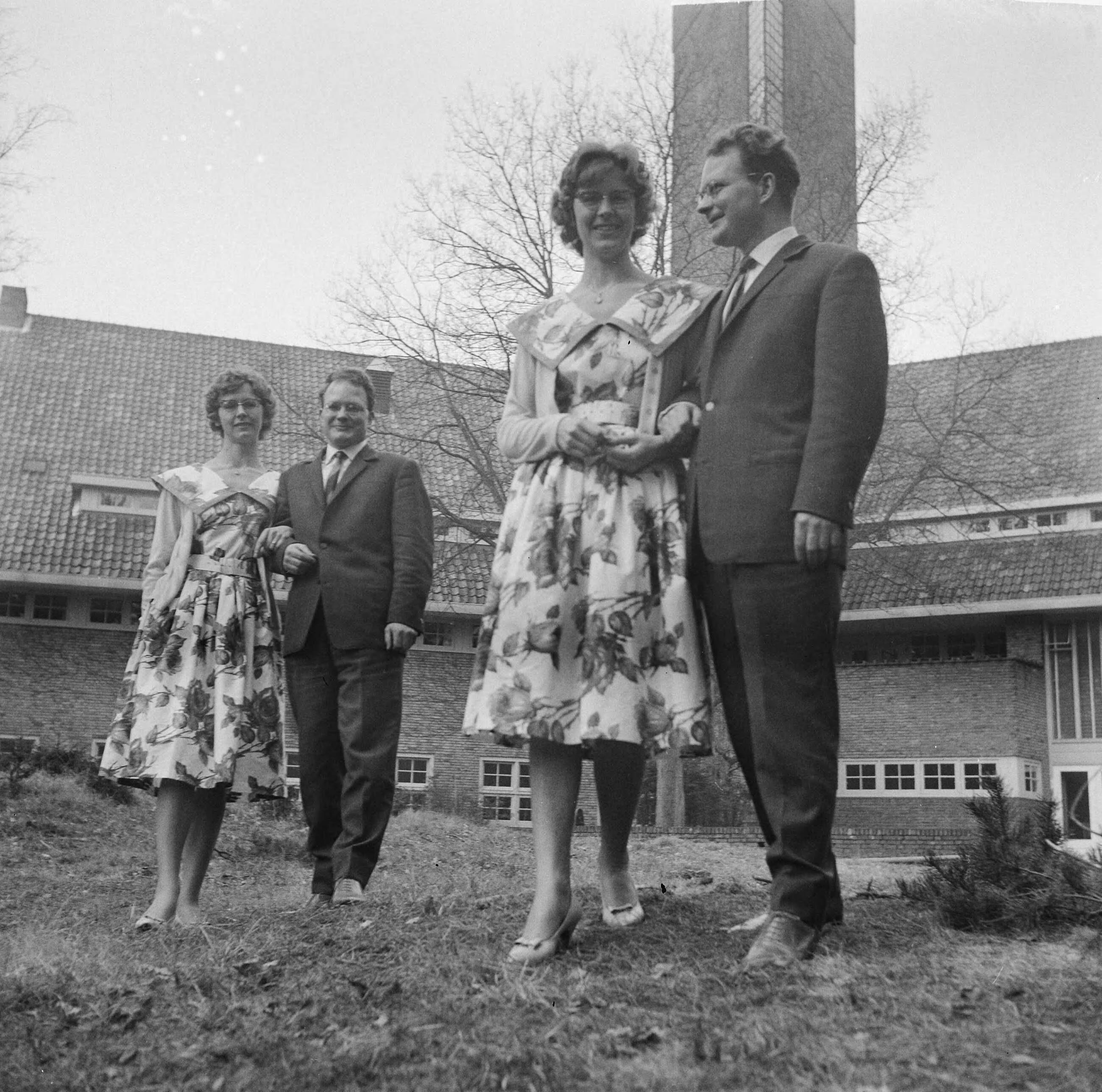 Fotocollectie Anefo — Tweelingencongres in het conferentieoord Woudschoten te Zeist — Foto: Nijs, Jac. de / Anefo. Licentie: Set B: Rechtenvrij / Publiek Domein. Bron: Nationaal Archief. http://hdl.handle.net/10648/a9c9c622-d0b4-102d-bcf8-003048976d84