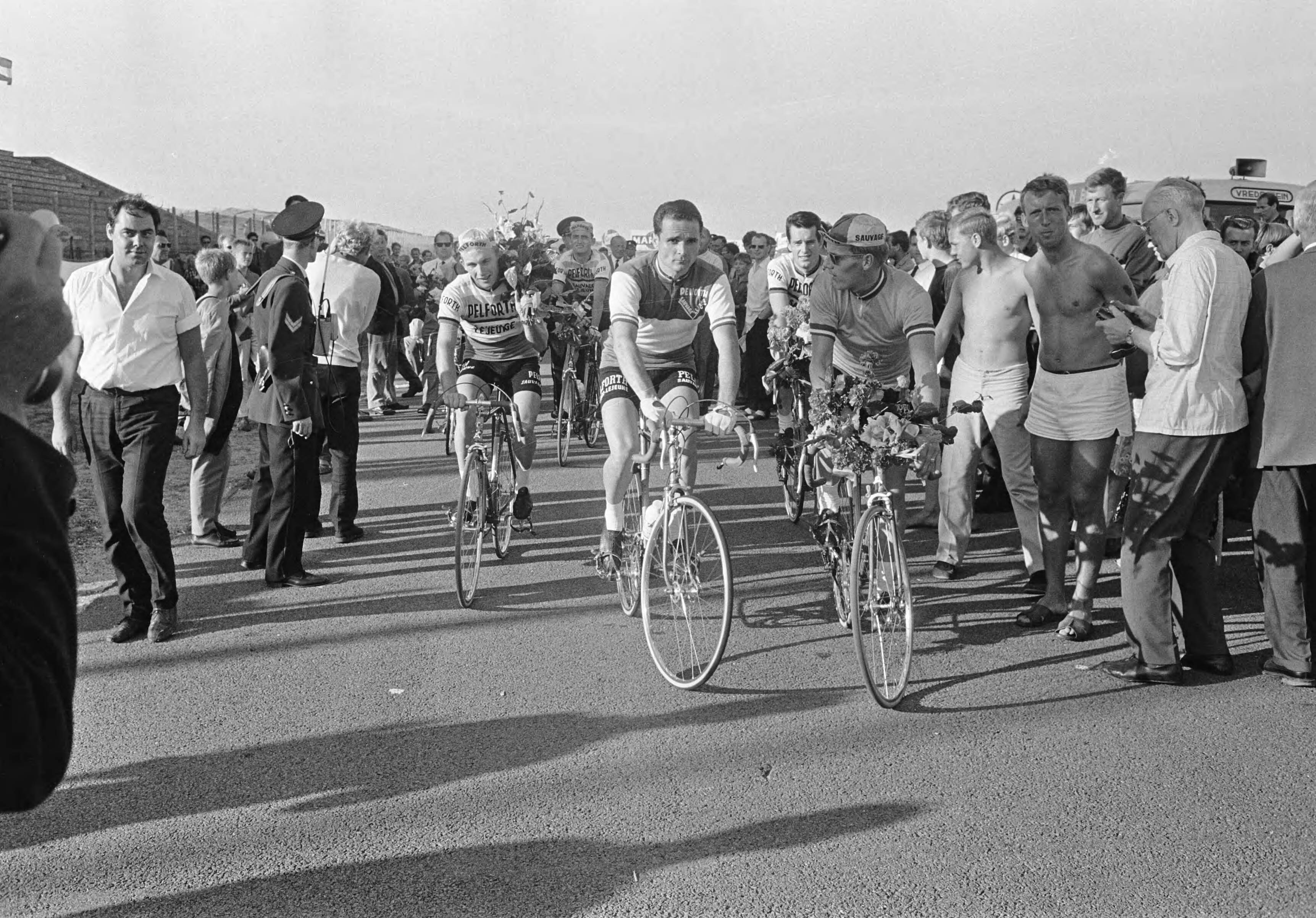 Fotocollectie Anefo — Grote Prijs van Nederland op circuit Zandvoort, de Pelforth-ploeg na overwinning — Foto: Koch, Eric / Anefo. Licentie: Set B: Rechtenvrij / Publiek Domein. Bron: Nationaal Archief. http://hdl.handle.net/10648/aaf6237e-d0b4-102d-bcf8-003048976d84