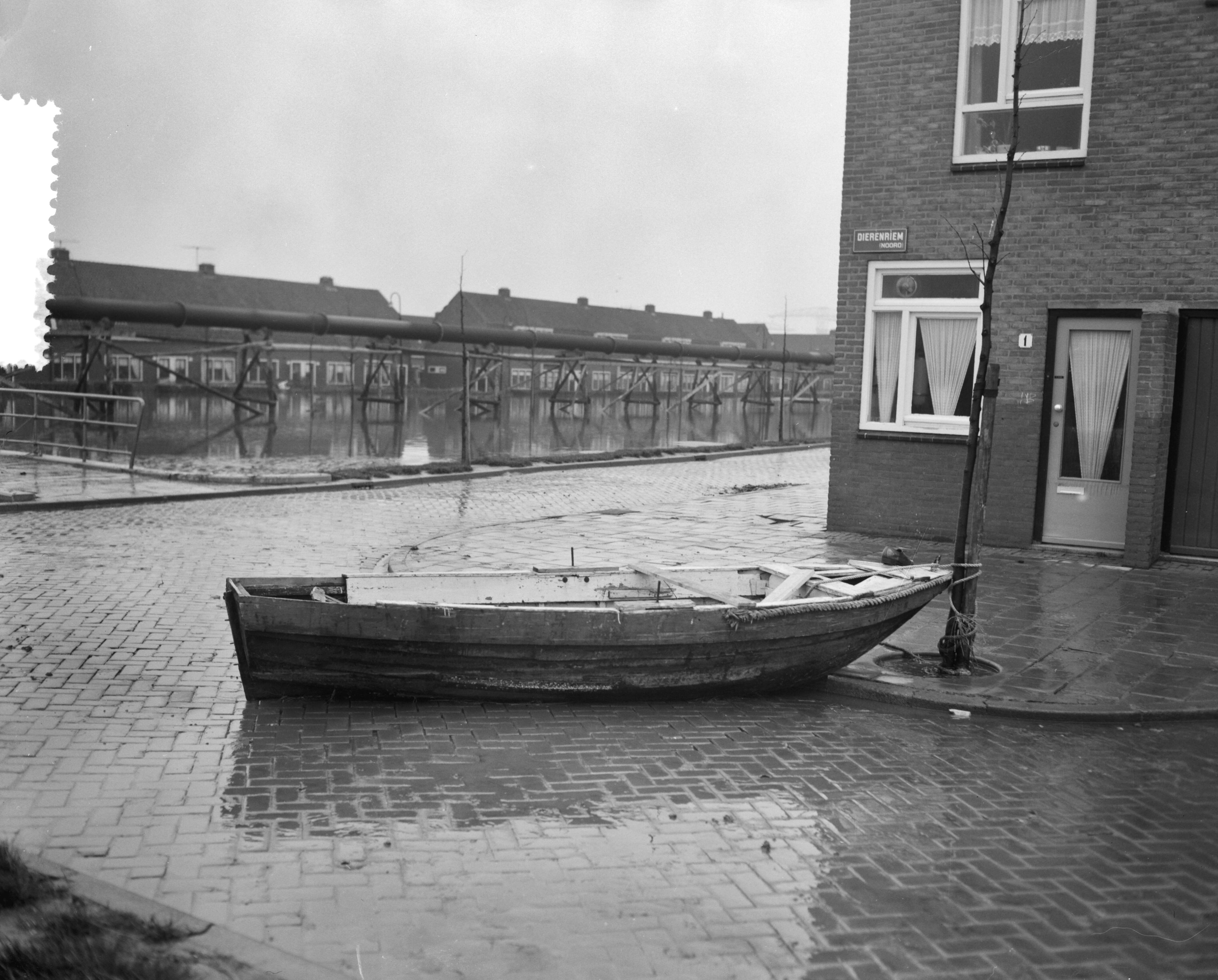 Ramp Tuindorp Oostzaan — Persrondgang door rampgebied Oostzaan, roeiboot — Foto: Bilsen, Joop van / Anefo. Licentie: Set B: Rechtenvrij / Publiek Domein. Bron: Nationaal Archief. http://hdl.handle.net/10648/a9a641b6-d0b4-102d-bcf8-003048976d84