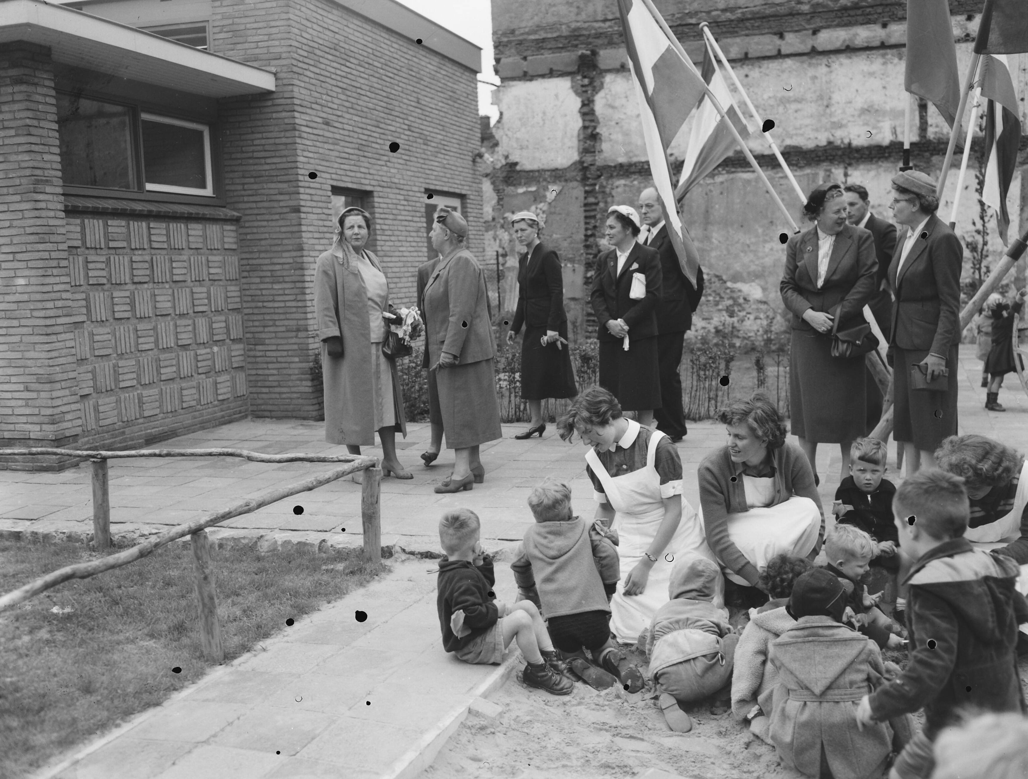 Fotocollectie Anefo — Koningin Juliana brengt werkbezoek aan Den Haag. Bij de Juliana Kinderdagverblijven — Foto: Noske, J.D. / Anefo. Licentie: Set B: Rechtenvrij / Publiek Domein. Bron: Nationaal Archief. http://hdl.handle.net/10648/a936ac98-d0b4-102d-bcf8-003048976d84