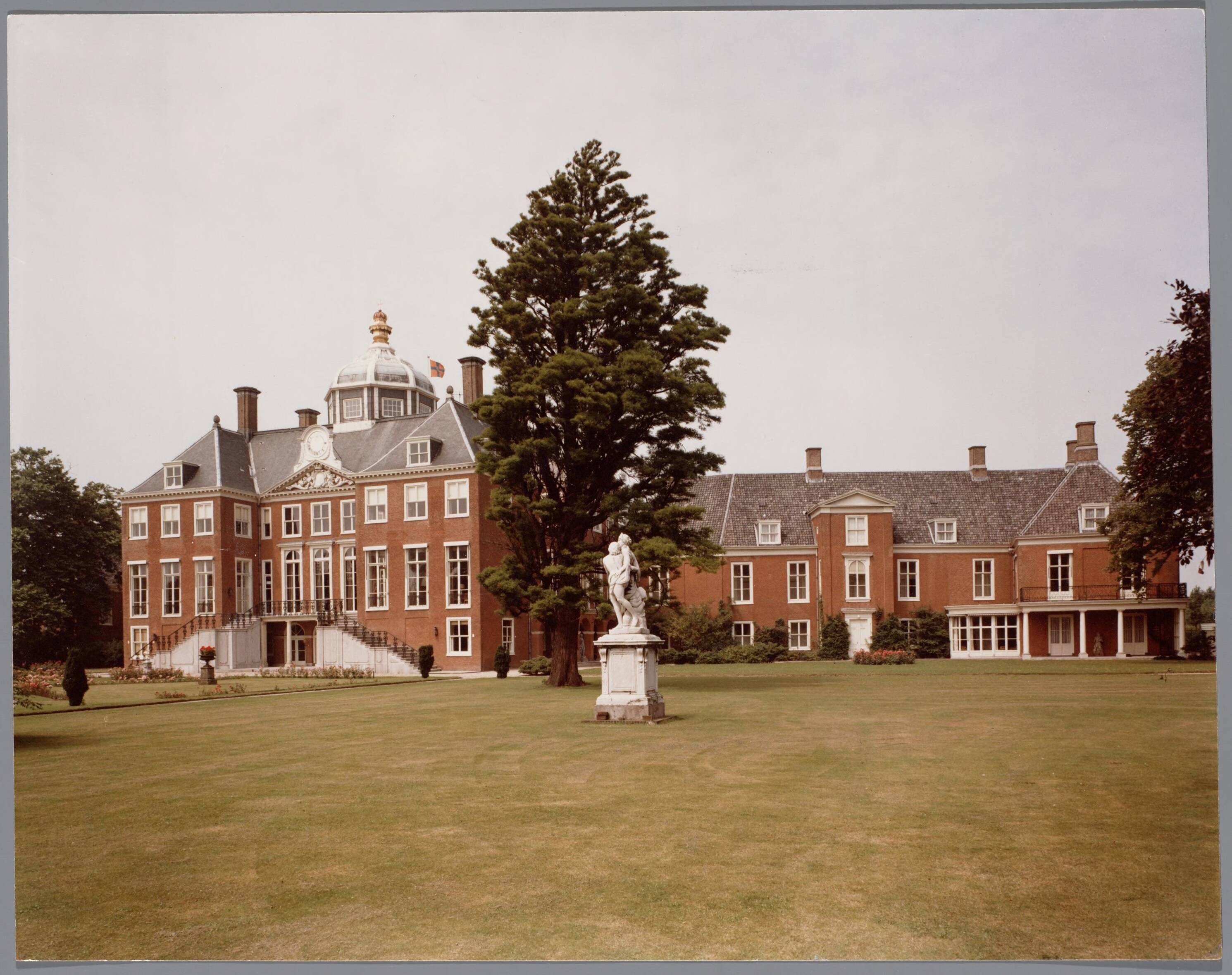 Paleis Huis ten Bosch te Den Haag — Exterieur — Foto: Hofmeester, Bart / RVD. Licentie: Set B: Rechtenvrij / Publiek Domein. Bron: Nationaal Archief. http://hdl.handle.net/10648/afa8f018-d0b4-102d-bcf8-003048976d84