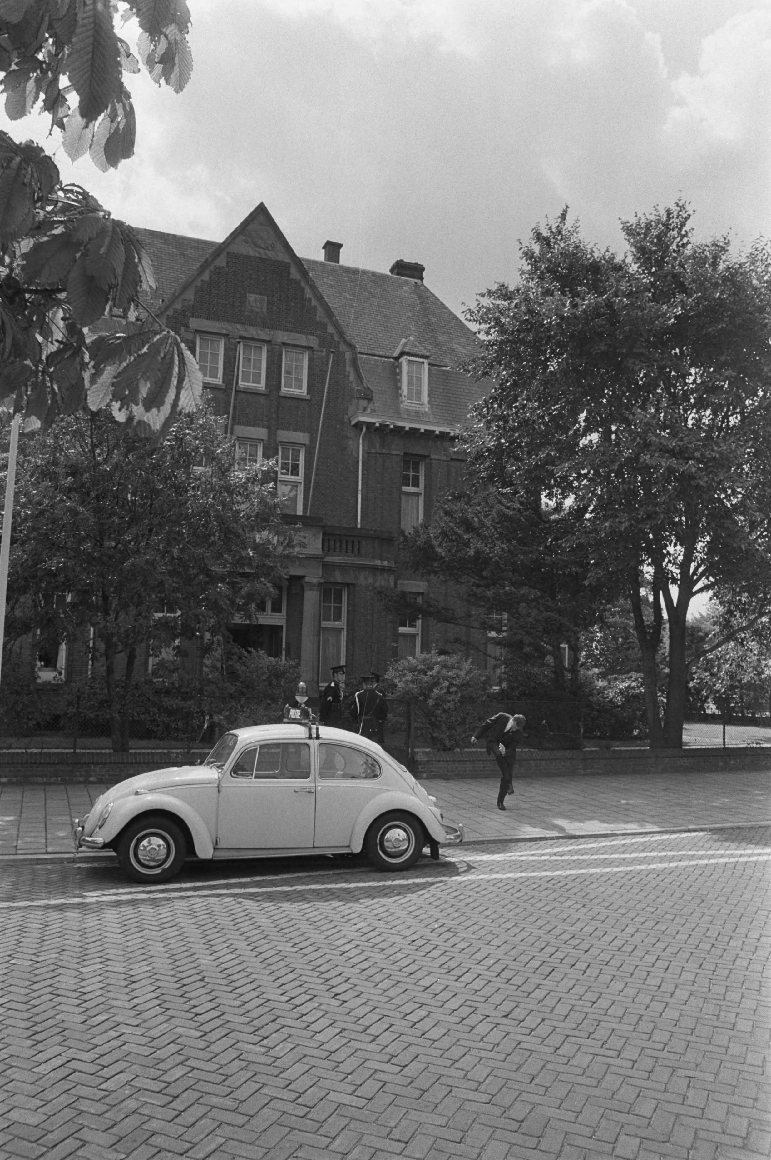 Fotocollectie Anefo — Surinaamse studentenjongeren bezetten kabinet gevolmachtigd minister van Suriname in Den Haag ; na ontruiming — Foto: Evers, Joost / Anefo. Licentie: Set B: Rechtenvrij / Publiek Domein. Bron: Nationaal Archief. http://hdl.handle.net/10648/aba009d4-d0b4-102d-bcf8-003048976d84