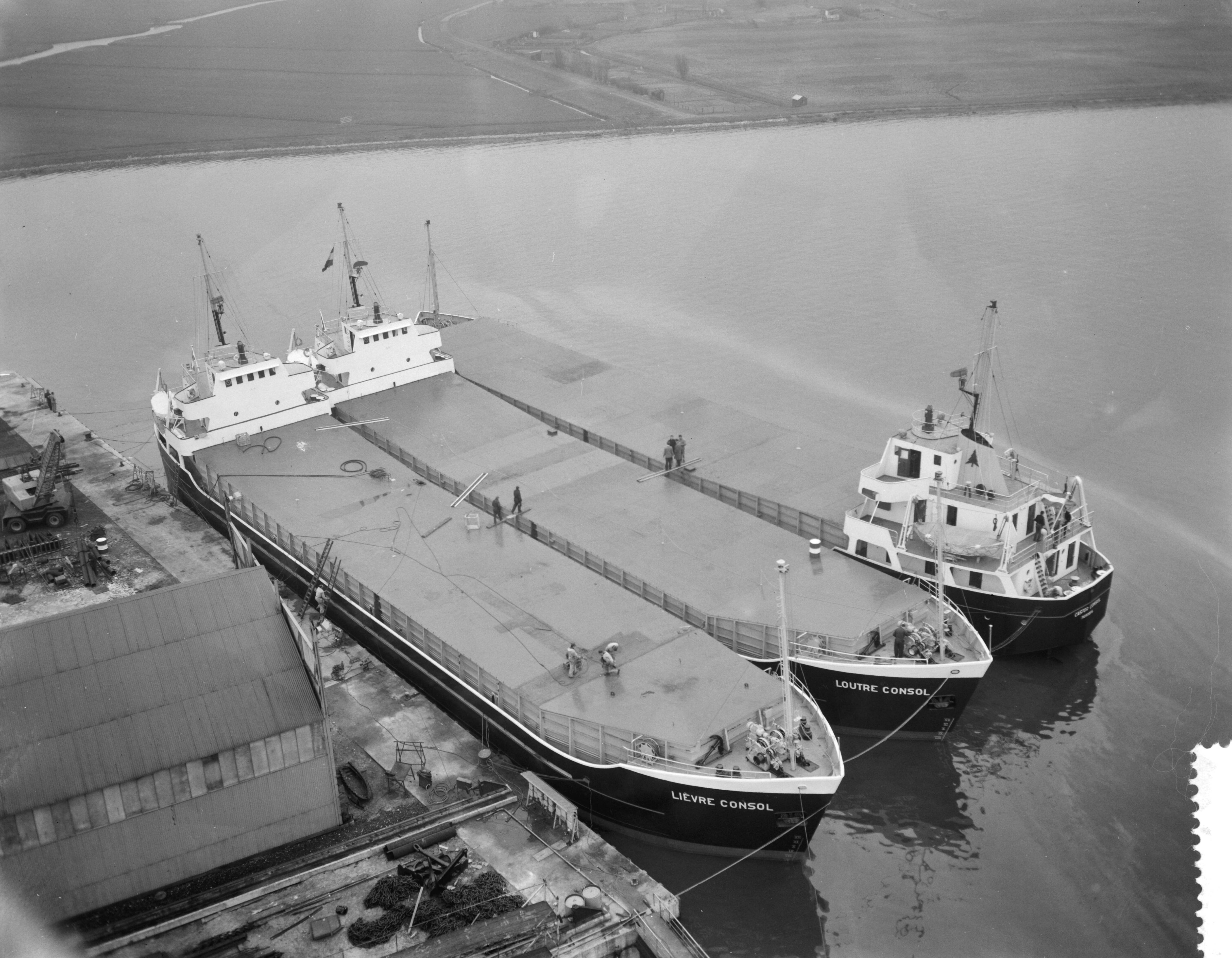 Fotocollectie Anefo — Overdracht schepen (Lièvre Consol, Loutre Consol en Castor Consol) bij de Zaanlandse Scheepsbouw Maatschappij — Foto: Bilsen, Joop van / Anefo. Licentie: Set B: Rechtenvrij / Publiek Domein. Bron: Nationaal Archief. http://hdl.handle.net/10648/a9ab81d0-d0b4-102d-bcf8-003048976d84