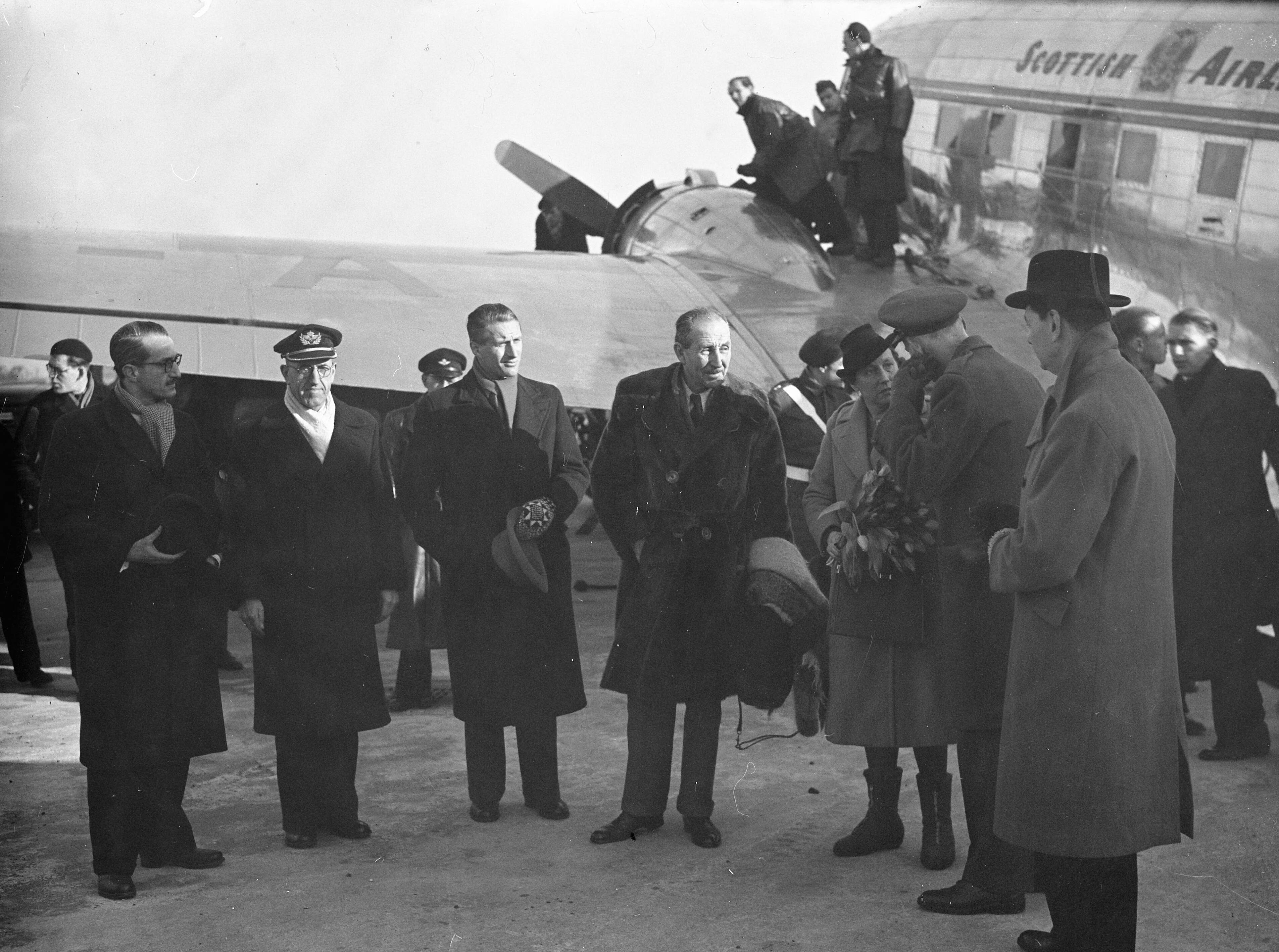 Fotocollectie Anefo — Aankomst van de premier van Ierland, Éamon de Valera, op Schiphol — Foto: Sagers, Harry / Anefo. Licentie: Set B: Rechtenvrij / Publiek Domein. Bron: Nationaal Archief. http://hdl.handle.net/10648/a8a49de4-d0b4-102d-bcf8-003048976d84