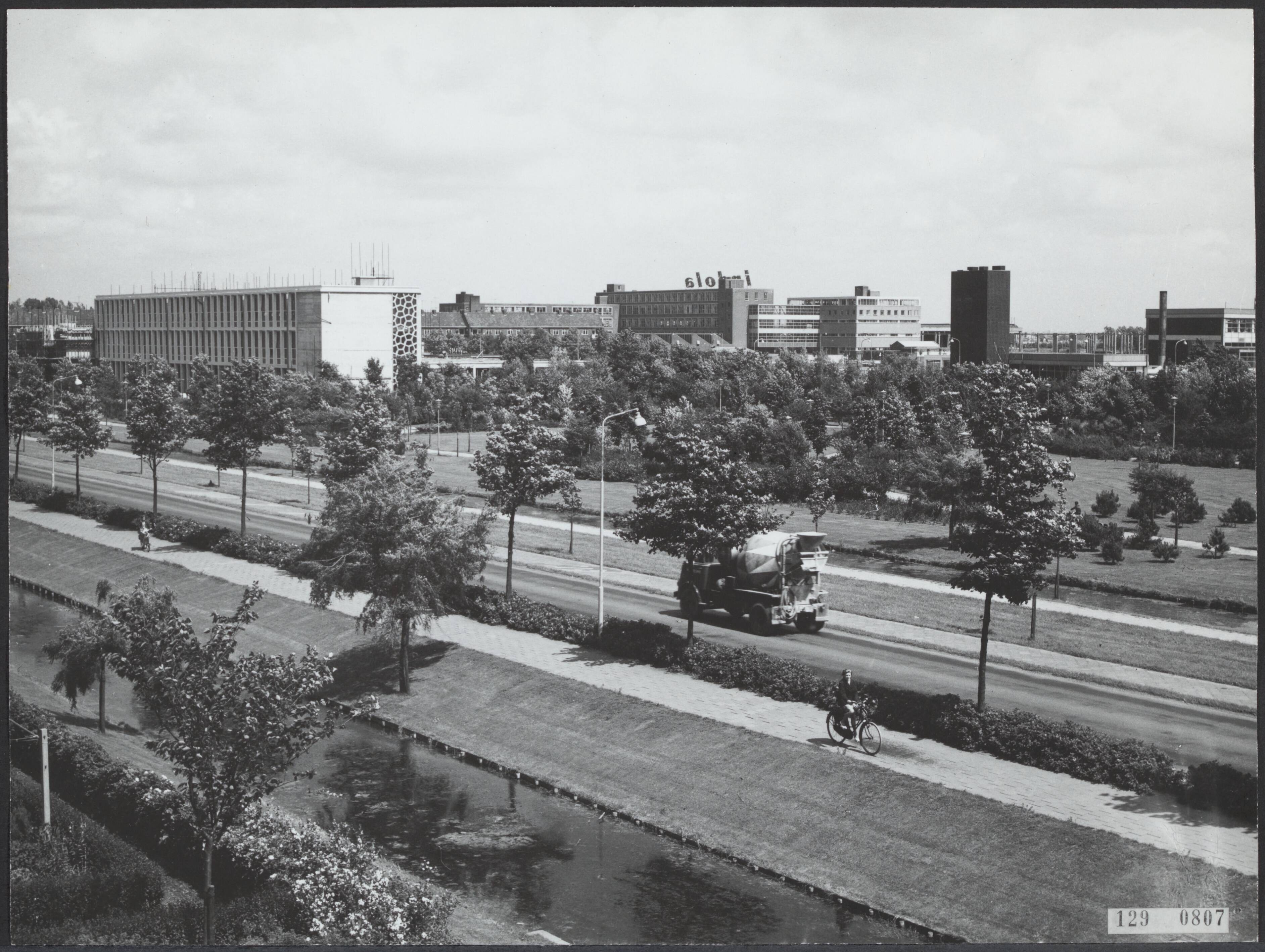 Fotocollectie Rijksvoorlichtingsdienst Eigen — Rijswijk. Industriewijk Plaspoelpolder [Sir Winston Churchilllaan] — Foto: Gemeentelijke Dienst Rijswijk. Licentie: Set B: Rechtenvrij / Publiek Domein. Bron: Nationaal Archief. http://hdl.handle.net/10648/af47cb44-d0b4-102d-bcf8-003048976d84
