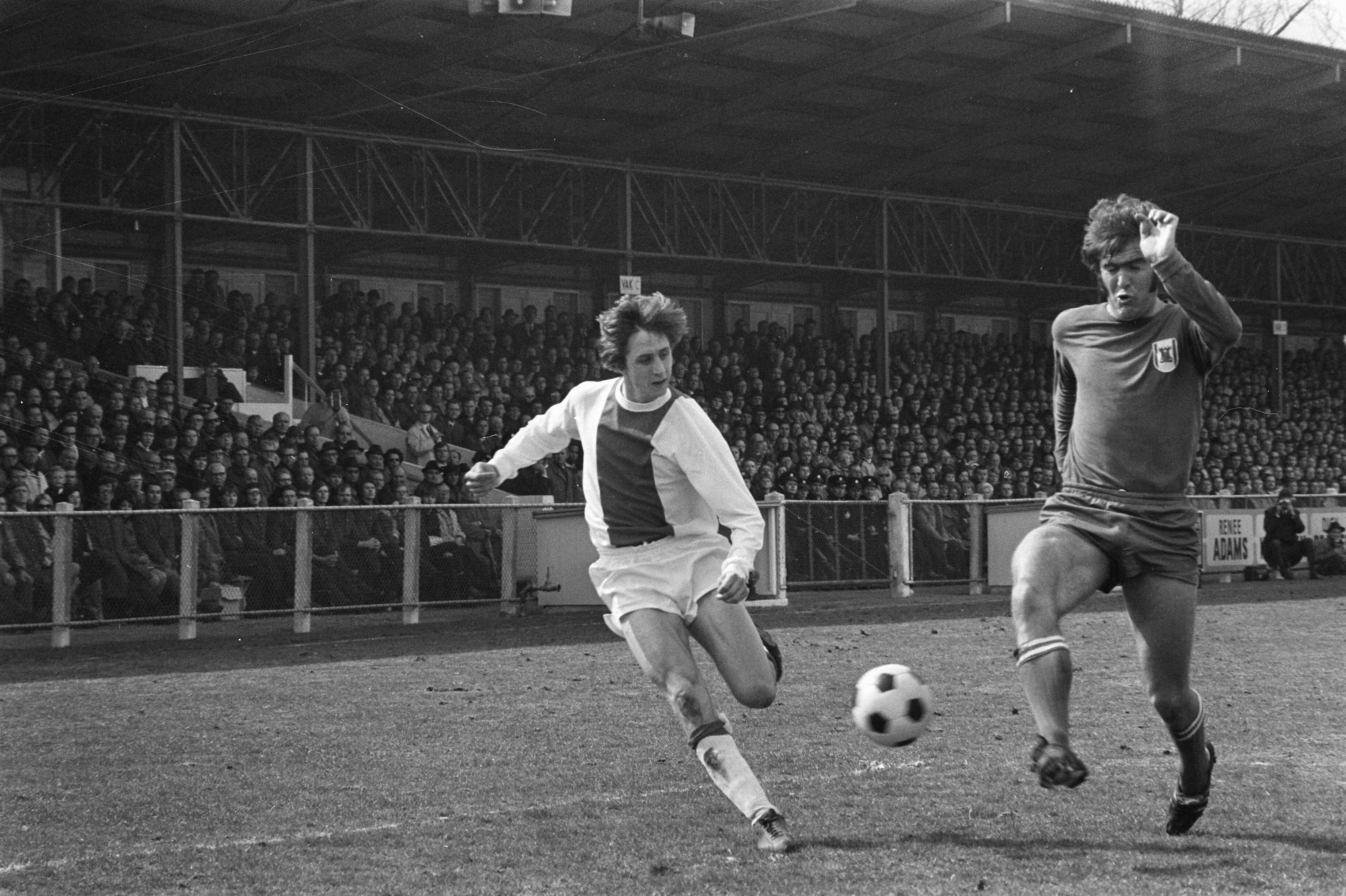 AZ 67 tegen Ajax: 2-1 — Johan Cruijff (links) in aktie — Foto: Fotograaf Onbekend / Anefo. Licentie: Set B: Rechtenvrij / Publiek Domein. Bron: Nationaal Archief. http://hdl.handle.net/10648/ab93bde6-d0b4-102d-bcf8-003048976d84