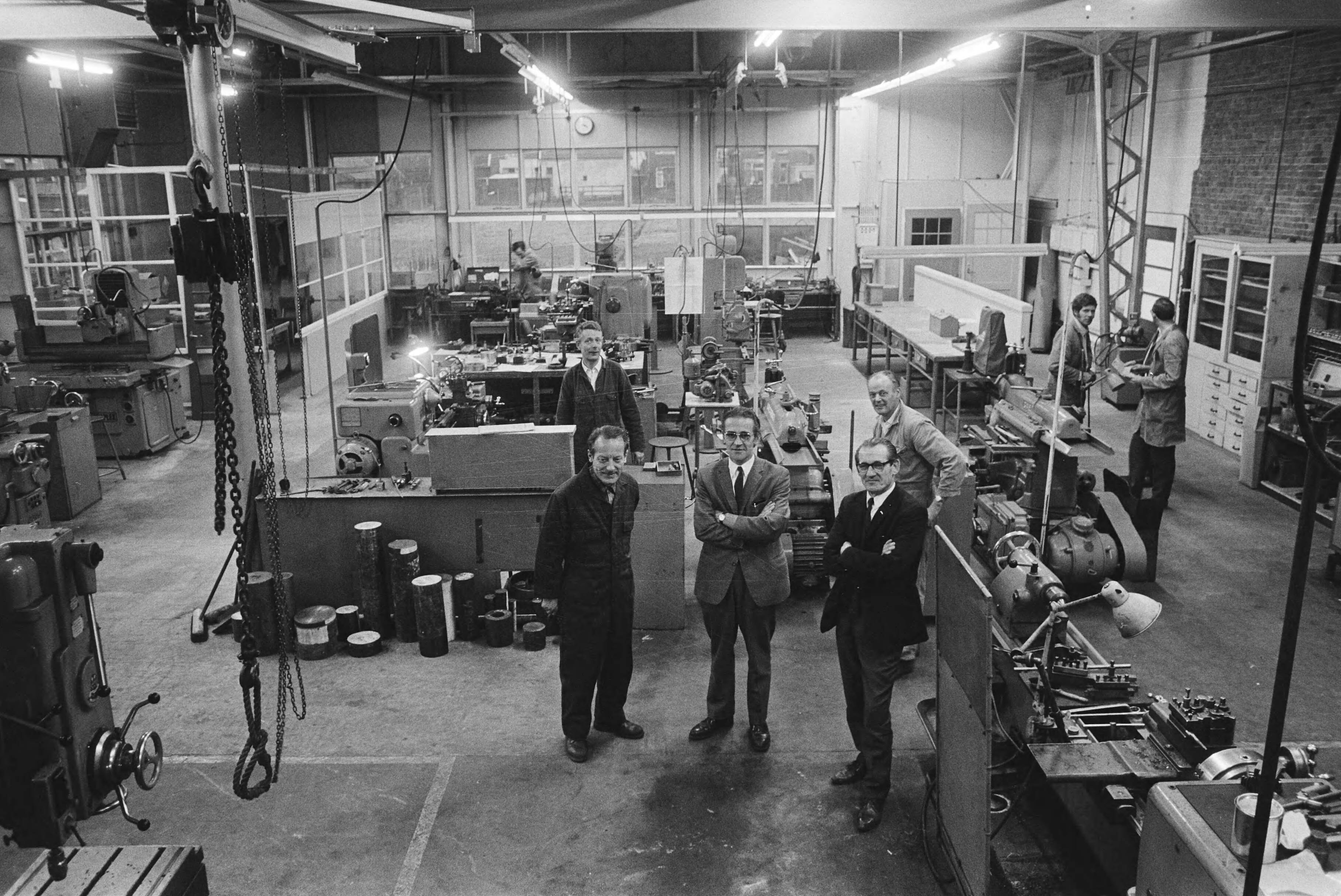 Fotocollectie Anefo — Ex-werknemers blikfabriek Thomassen en Drijver-Verblifa, Krommenie, "Gereedschapsmakerij de Acht" — Foto: Mieremet, Rob / Anefo. Licentie: Set B: Rechtenvrij / Publiek Domein. Bron: Nationaal Archief. http://hdl.handle.net/10648/ababcf44-d0b4-102d-bcf8-003048976d84