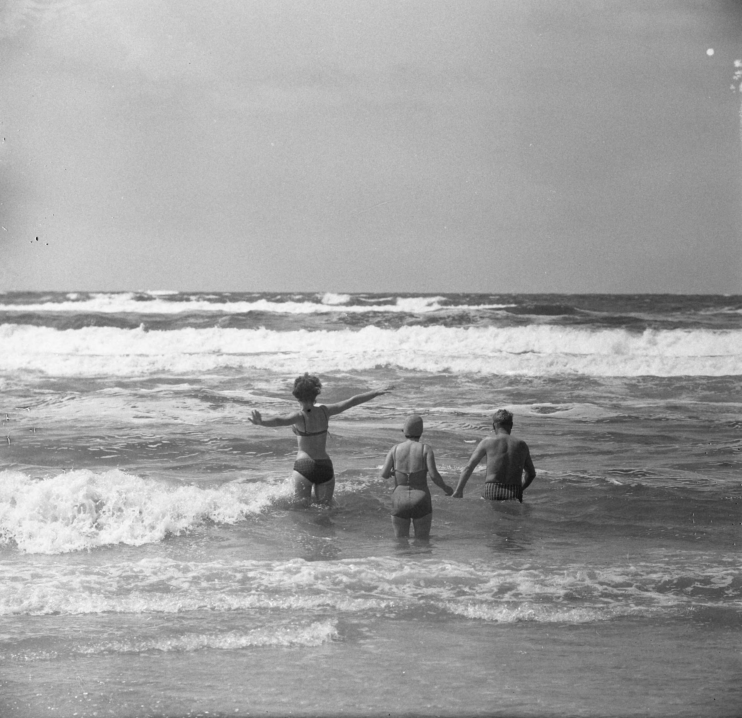 Fotocollectie Anefo — Zandvoort, badgasten in de branding — Foto: Nijs, Jac. de / Anefo. Licentie: Set B: Rechtenvrij / Publiek Domein. Bron: Nationaal Archief. http://hdl.handle.net/10648/aab22eb2-d0b4-102d-bcf8-003048976d84