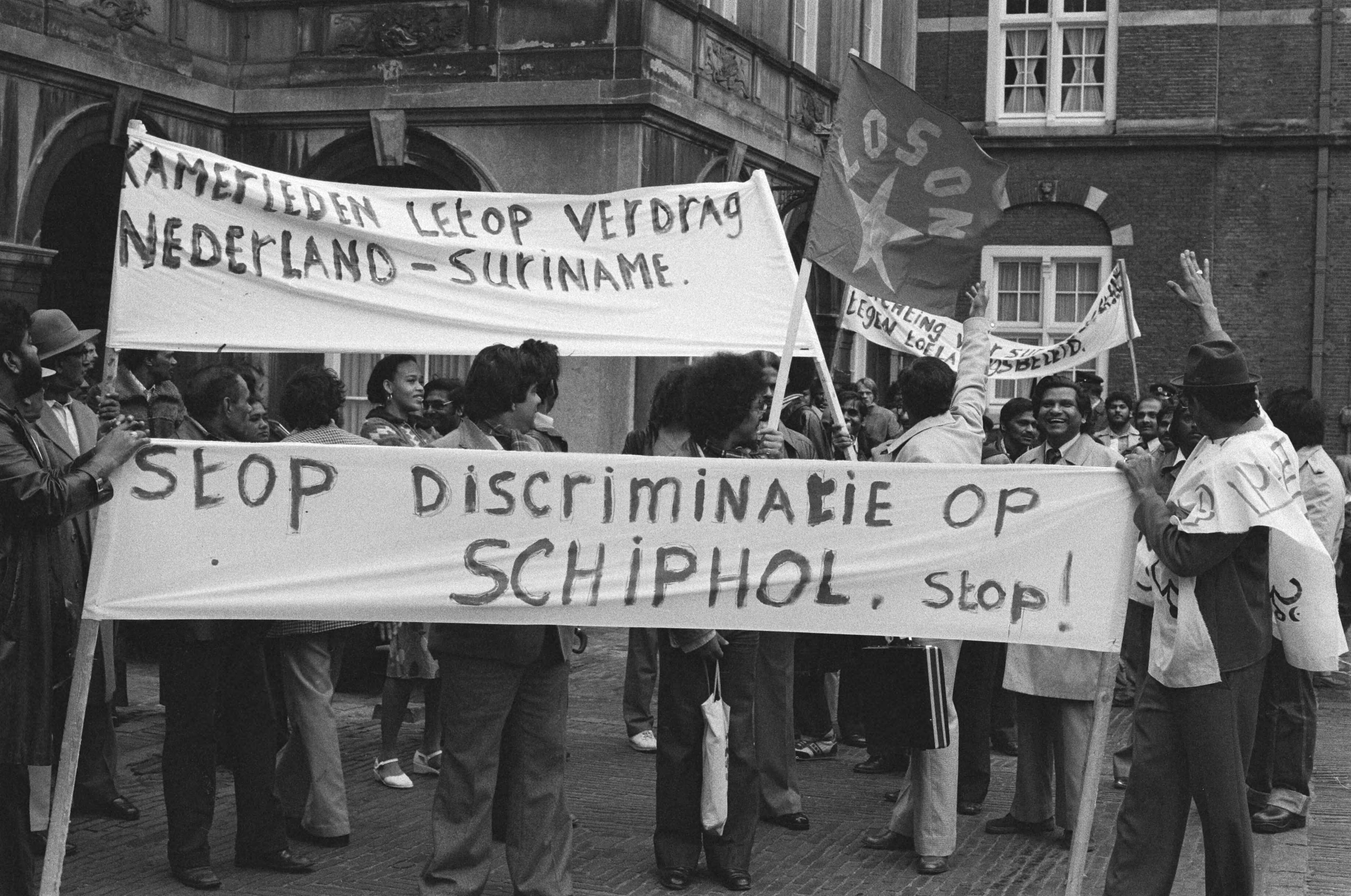 Fotocollectie Anefo — Demonstratie op Binnenhof tegen discriminatie van Surinamers op Schiphol — Foto: Dijk, Hans van / Anefo. Licentie: Set B: Rechtenvrij / Publiek Domein. Bron: Nationaal Archief. http://hdl.handle.net/10648/acdeecf2-d0b4-102d-bcf8-003048976d84