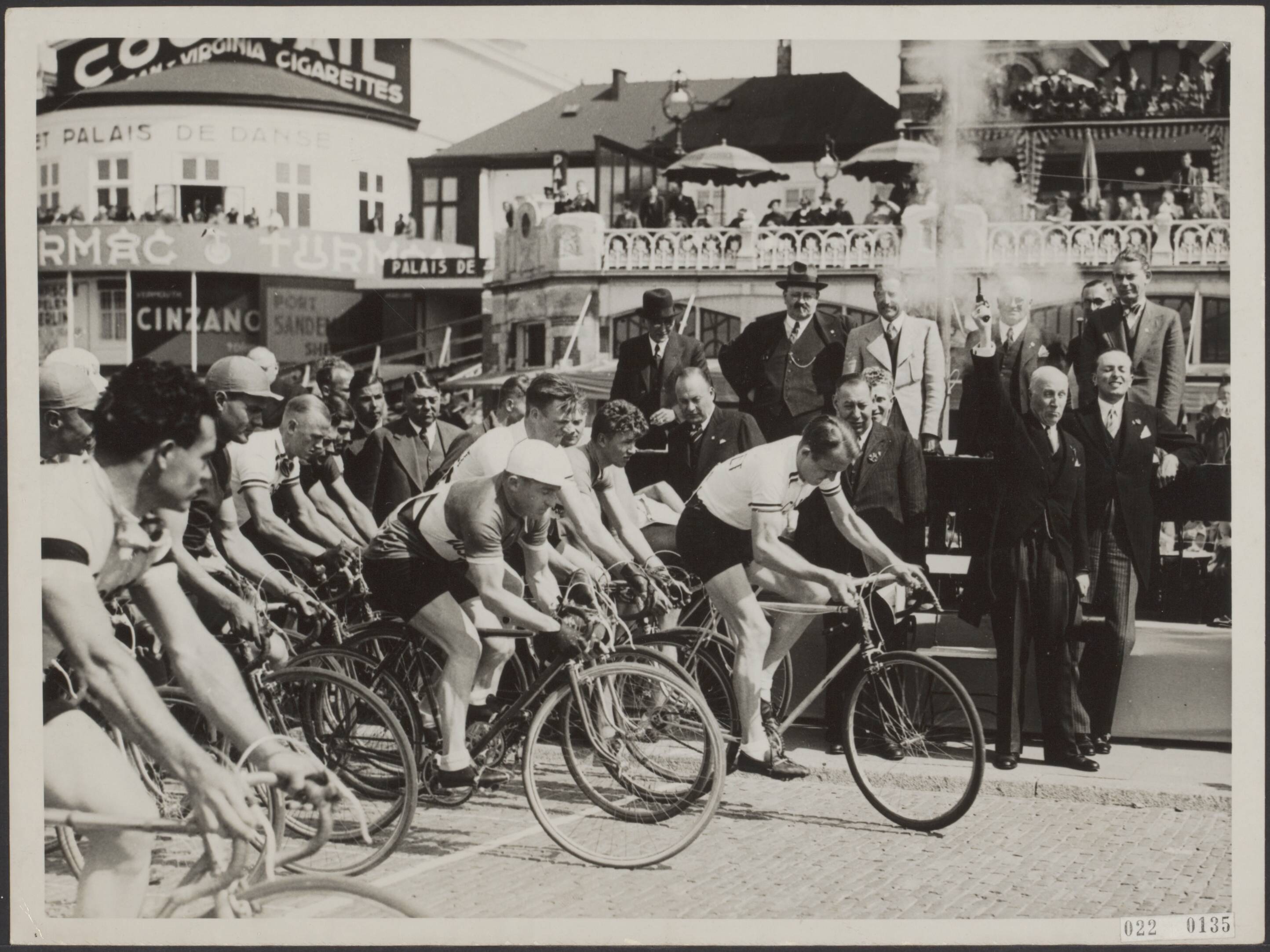 Fotocollectie Elsevier Binnenland — Het internationale wielercriterium dat t.g.v. de Residentieweek werd gehouden op de boulevard van Scheveningen. Burgemeester van Den Haag, S.J.R. de Monchy lost het startschot — Foto: N.V. Polygoon. Licentie: Set B: Rechtenvrij / Publiek Domein. Bron: Nationaal Archief. http://hdl.handle.net/10648/add131a6-d0b4-102d-bcf8-003048976d84