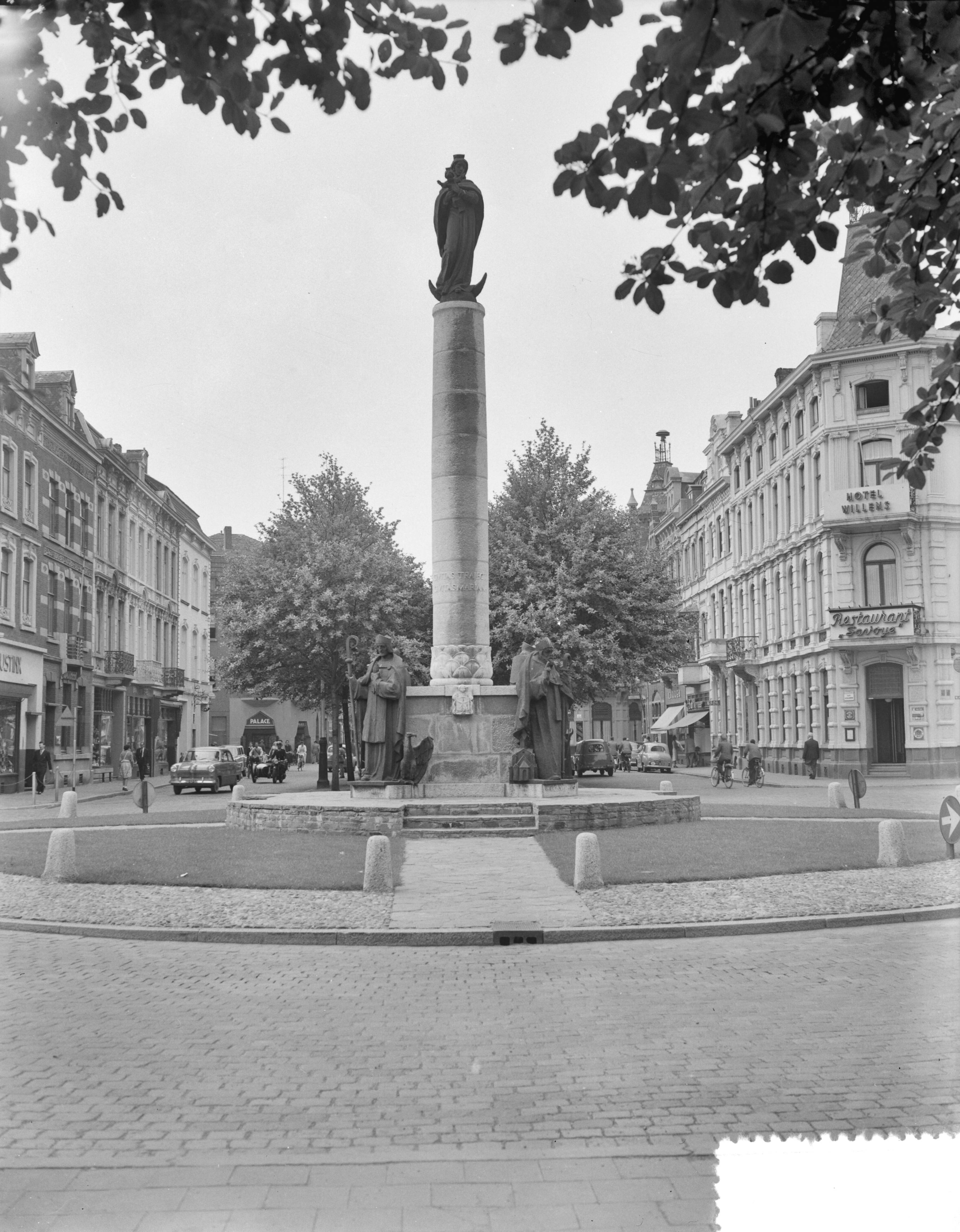Fotocollectie Anefo — Stadsgezichten Maastricht. Mariamonument — Foto: Pot, Harry / Anefo. Licentie: Set B: Rechtenvrij / Publiek Domein. Bron: Nationaal Archief. http://hdl.handle.net/10648/a93717e6-d0b4-102d-bcf8-003048976d84