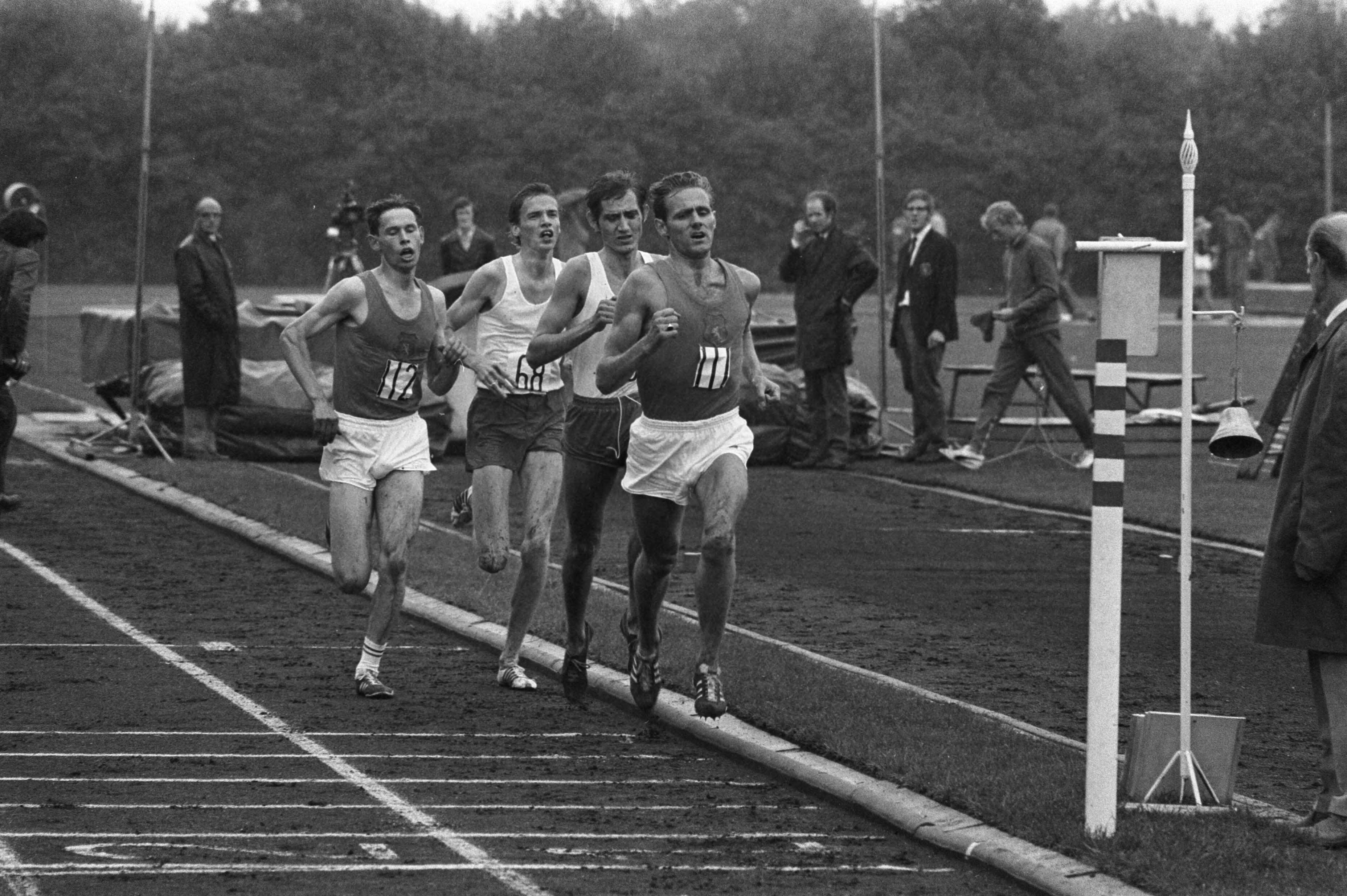 Fotocollectie Anefo — Atletiek Nederland tegen Denemarken in Groningen; 16: (links) Gerard Tebroke , (midden) Egbert Nijsta. 19: Nijstad — Foto: Verhoeff, Bert / Anefo. Licentie: Set B: Rechtenvrij / Publiek Domein. Bron: Nationaal Archief. http://hdl.handle.net/10648/aba06082-d0b4-102d-bcf8-003048976d84
