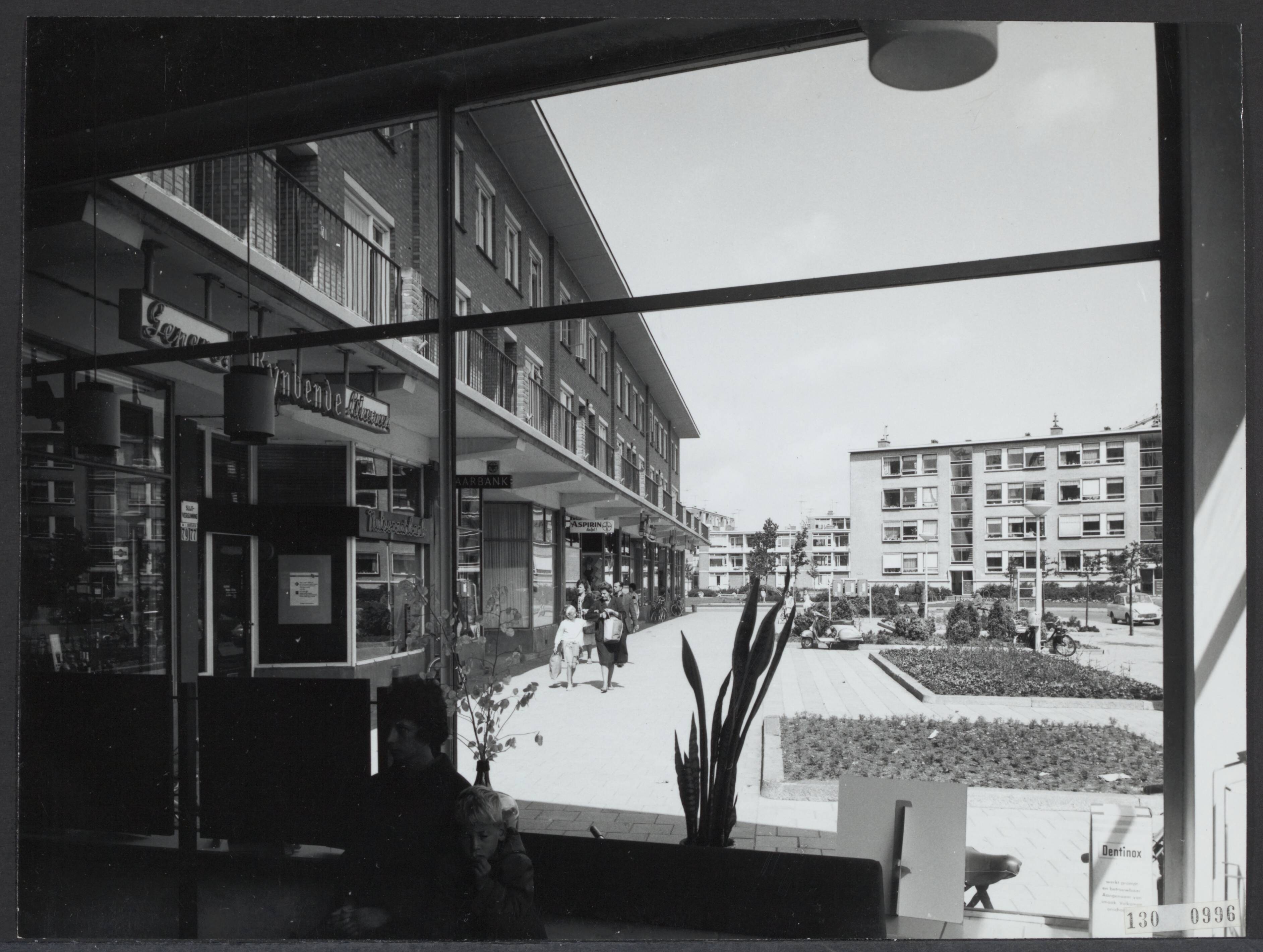 Fotocollectie Rijksvoorlichtingsdienst Eigen — Tarwekamp te Den Haag. Particuliere woningen (architect J.LM. de Wolf) — Foto: Fotodienst Gemeente Den Haag. Licentie: Set B: Rechtenvrij / Publiek Domein. Bron: Nationaal Archief. http://hdl.handle.net/10648/af4cb564-d0b4-102d-bcf8-003048976d84