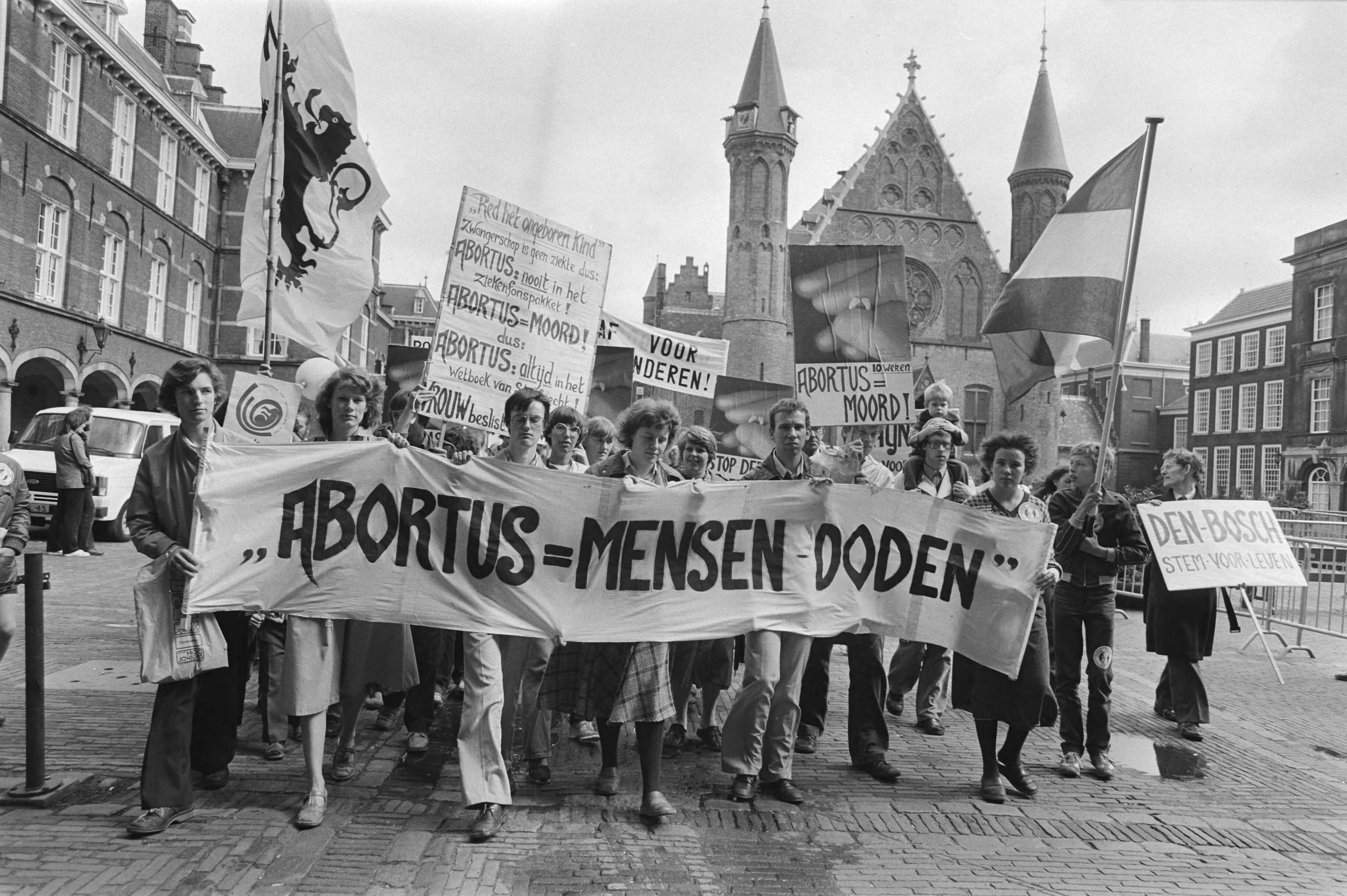 Demonstratie tegen abortus in Den Haag in het kader van de Nationale Dag voor het ongeboren kind — Enkele demonstranten — Foto: Antonisse, Marcel / Anefo. Licentie: Set B: Rechtenvrij / Publiek Domein. Bron: Nationaal Archief. http://hdl.handle.net/10648/ace6984e-d0b4-102d-bcf8-003048976d84