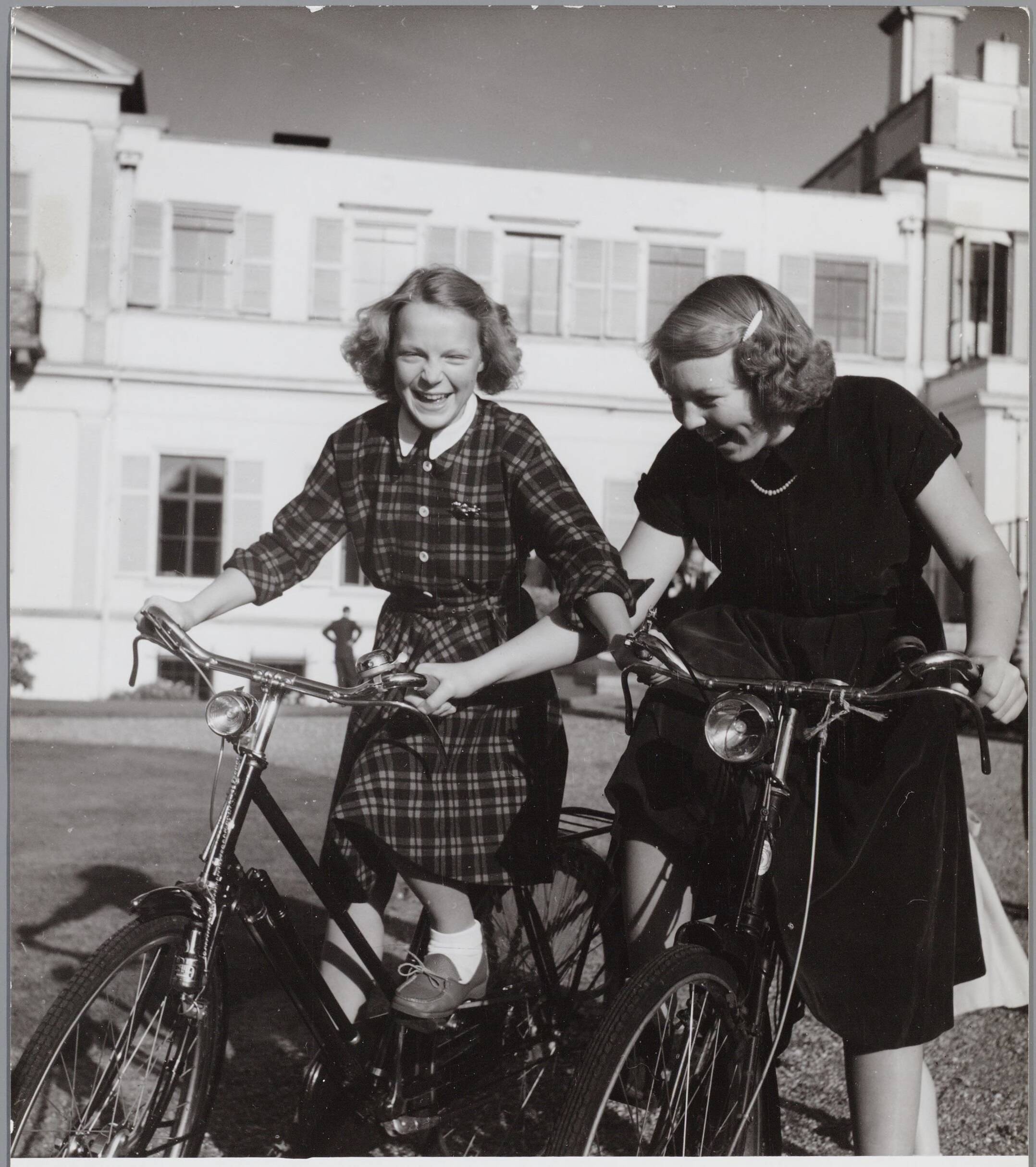 Fotocollectie RVD / Koninklijk Huis — De prinsessen Beatrix, Irene en Margriet op de fiets bij Paleis Soestdijk — Foto: Onbekend / RVD. Licentie: Set B: Rechtenvrij / Publiek Domein. Bron: Nationaal Archief. http://hdl.handle.net/10648/afb0669a-d0b4-102d-bcf8-003048976d84