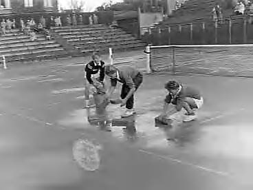 Fotocollectie Anefo — Nationale tenniskampioenschappen op de METS-banen. De baan wordt drooggemaakt — Foto: Rossem, Wim van / Anefo. Licentie: Set B: Rechtenvrij / Publiek Domein. Bron: Nationaal Archief. http://hdl.handle.net/10648/a967c83c-d0b4-102d-bcf8-003048976d84