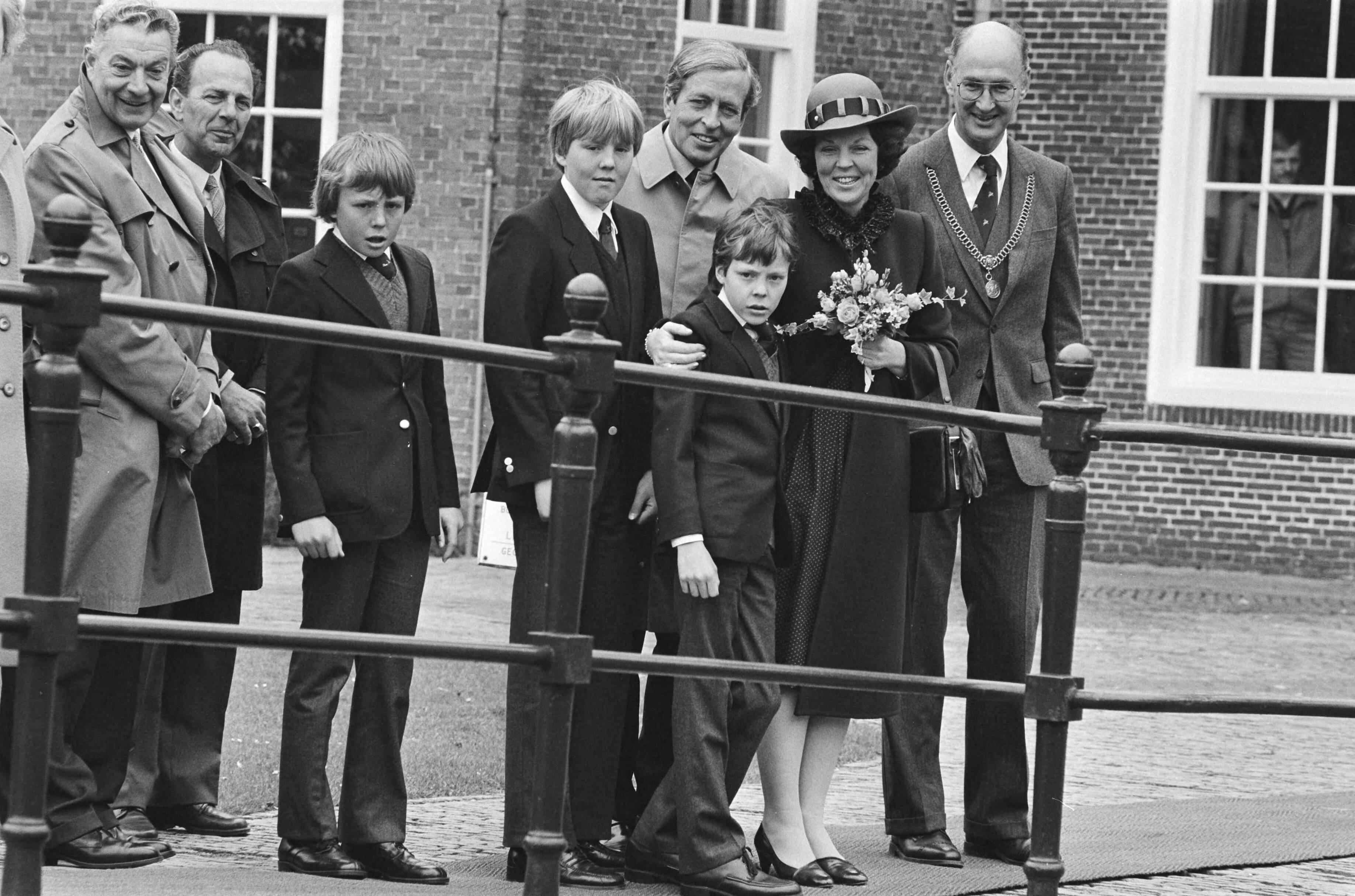 Fotocollectie Anefo — Koninginnedag, koninklijke familie in Zuidlaren. 11.12 Johan Friso, Willem Alexander, Claus, Constantijn Beatrix en burgemeester van Zuidlaren — Foto: Bogaerts, Rob / Anefo. Licentie: Set B: Rechtenvrij / Publiek Domein. Bron: Nationaal Archief. http://hdl.handle.net/10648/ad1666be-d0b4-102d-bcf8-003048976d84