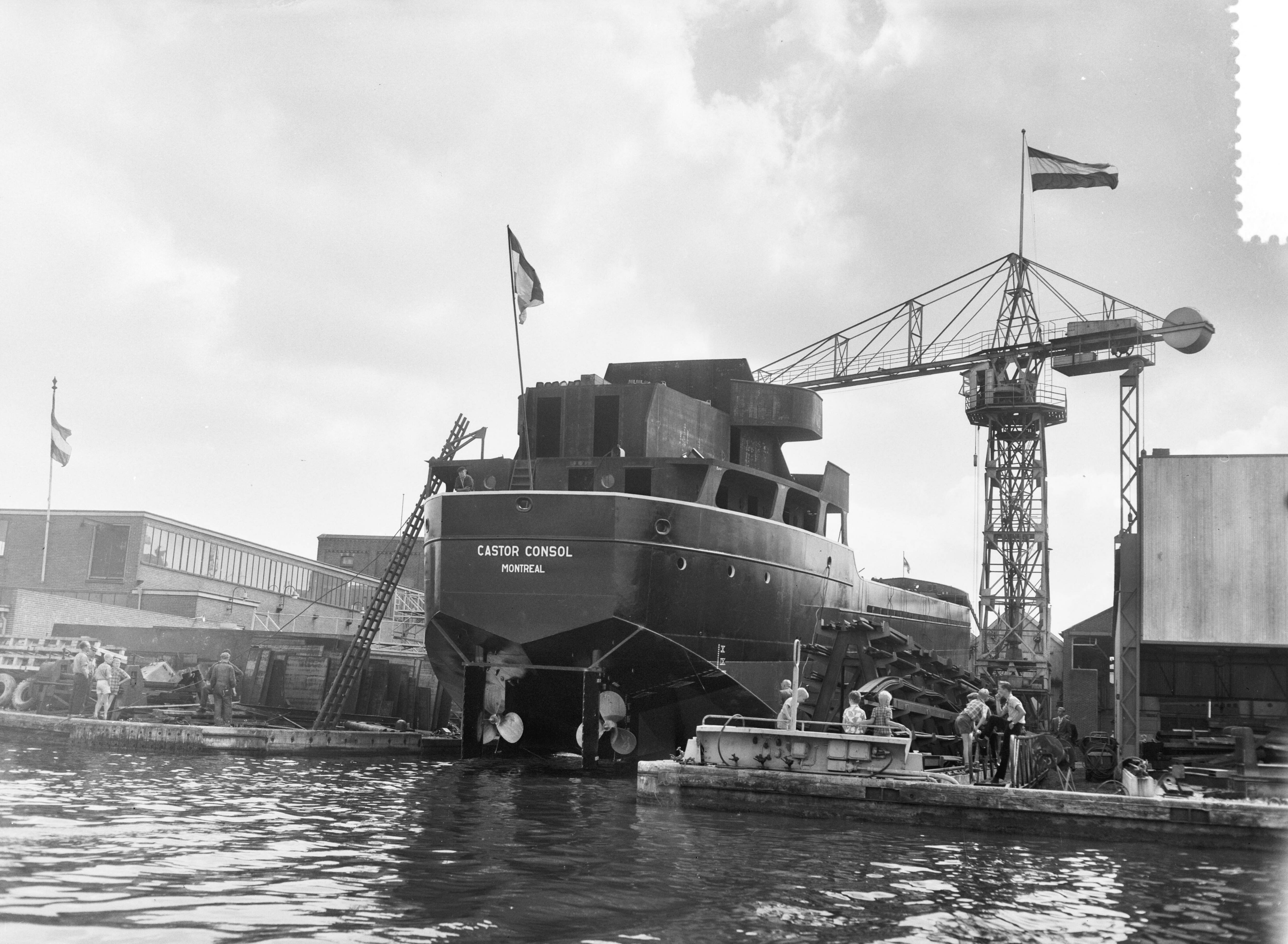 Tewaterlating van de "Castor Consol" bij de Zaanlandse scheepsbouwmaatschappij — Foto: Bilsen, Joop van / Anefo. — Licentie: Set B: Rechtenvrij / Publiek Domein. Bron: Nationaal Archief. http://hdl.handle.net/10648/a999a960-d0b4-102d-bcf8-003048976d84
