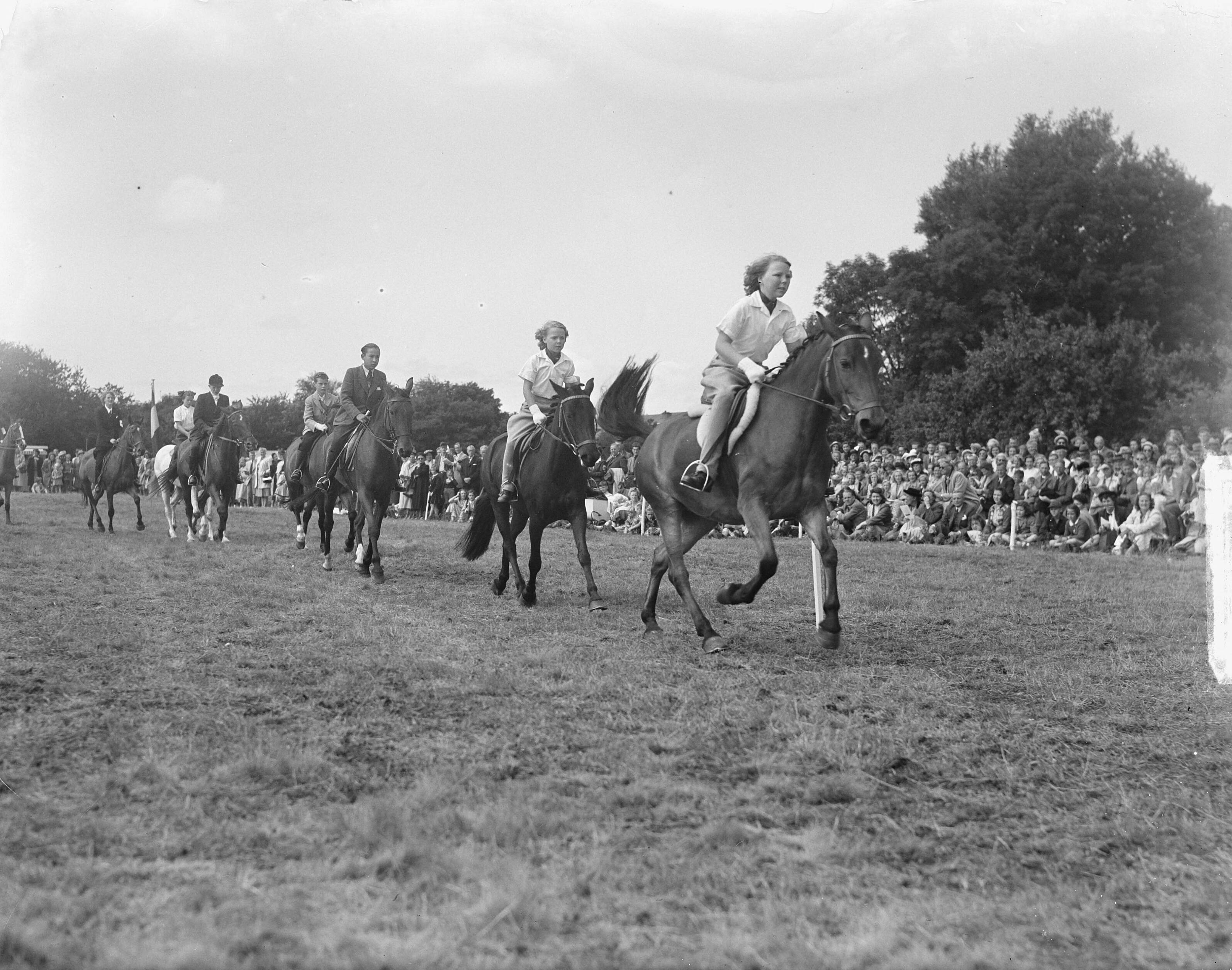 Fotocollectie Anefo — Concours Hippique Den Haag. Prinses Beatrix en Prinses Irene — Foto: Noske, J.D. / Anefo. Licentie: Set B: Rechtenvrij / Publiek Domein. Bron: Nationaal Archief. http://hdl.handle.net/10648/a8cc4966-d0b4-102d-bcf8-003048976d84