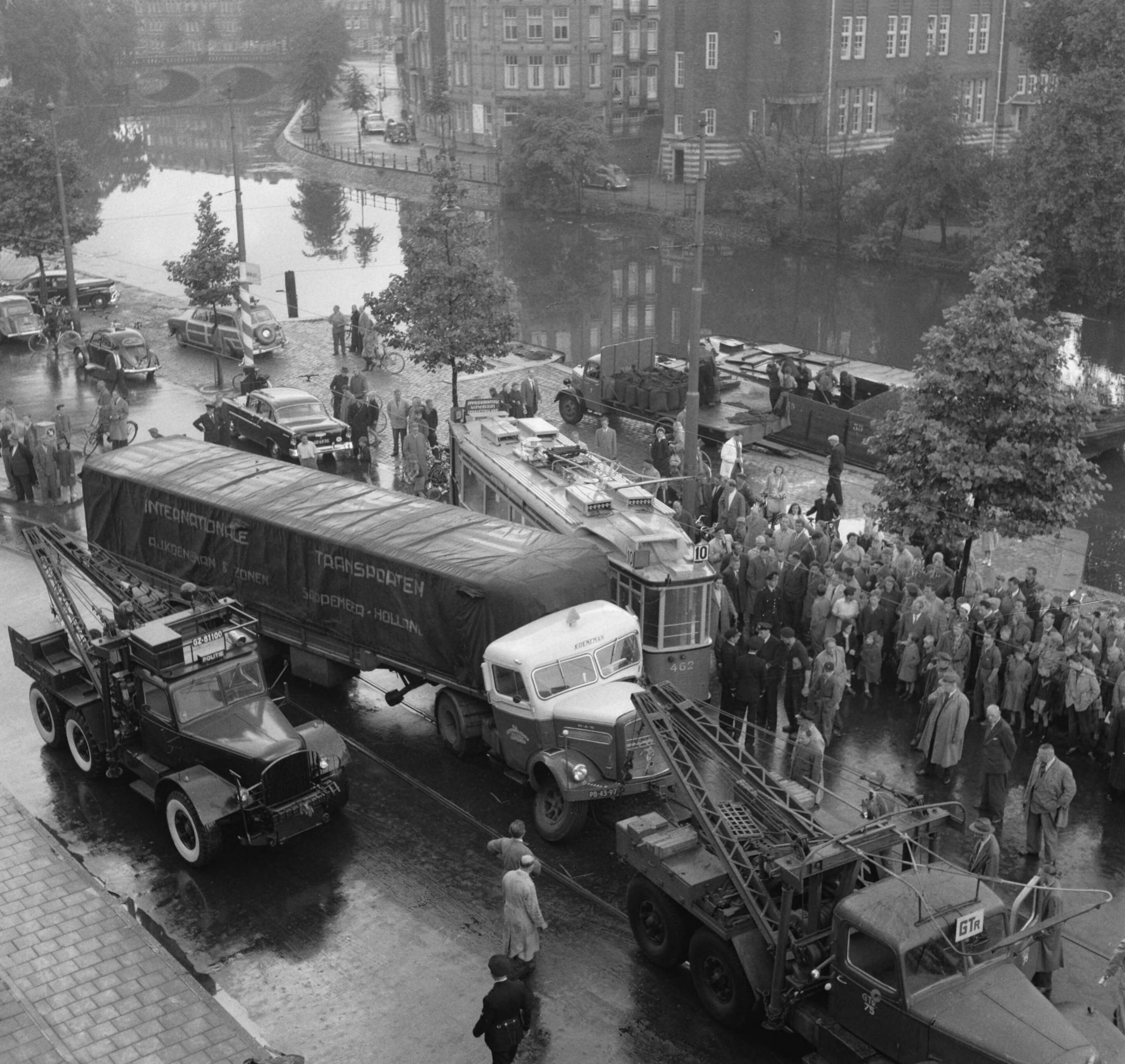 Fotocollectie Anefo — Botsing tram (lijn 10) met vrachtwagen van Koeneman & Zonen uit Sappemeer op de Mauritskade te Amsterdam. — Foto: Behrens, Herbert F. / Anefo. Licentie: Set B: Rechtenvrij / Publiek Domein. Bron: Nationaal Archief. http://hdl.handle.net/10648/a94c9e72-d0b4-102d-bcf8-003048976d84