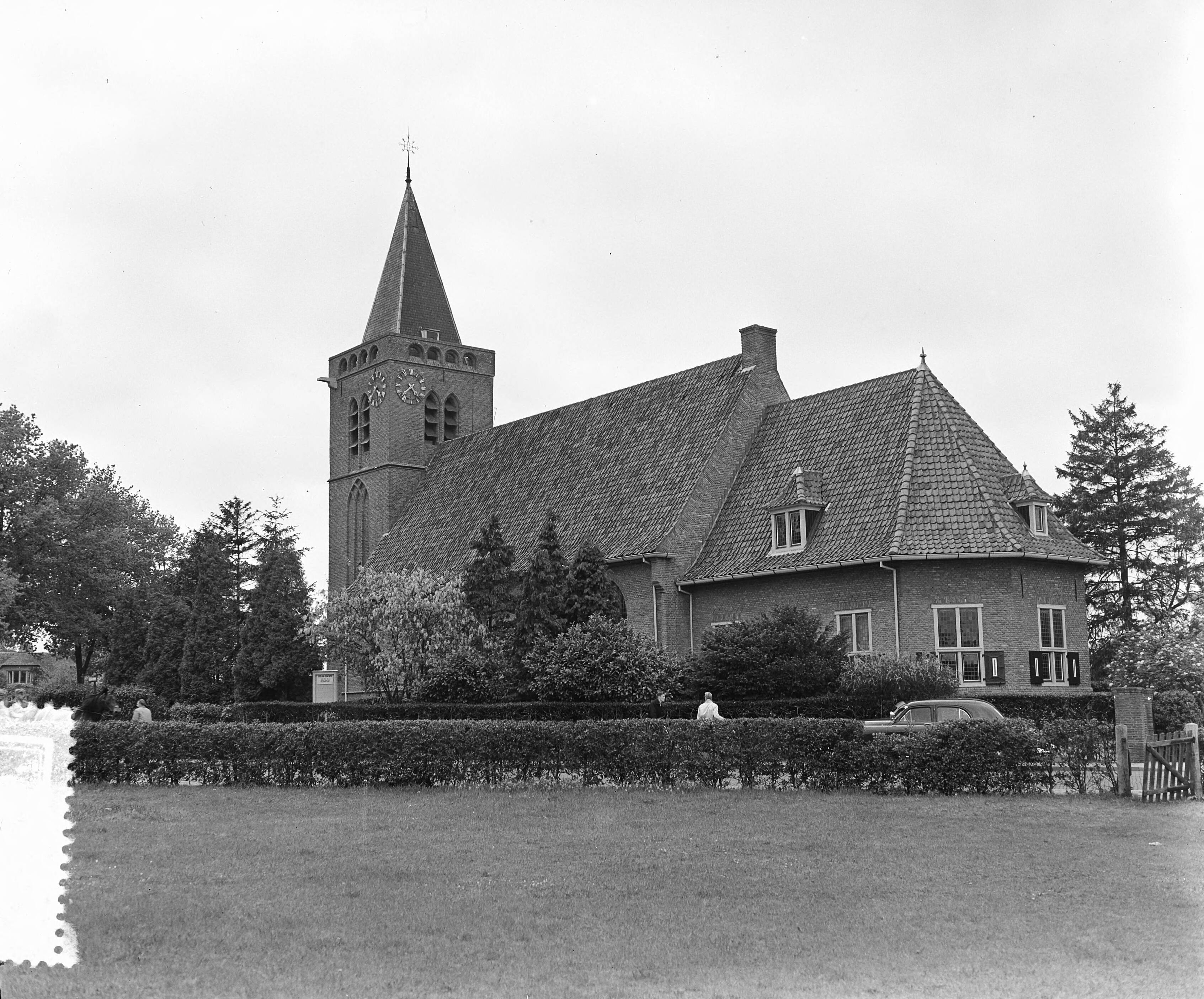 Fotocollectie Anefo — Kerk Blaricum, uitgassen van insecten — Foto: Rossem, Wim van / Anefo. Licentie: Set B: Rechtenvrij / Publiek Domein. Bron: Nationaal Archief. http://hdl.handle.net/10648/a9221328-d0b4-102d-bcf8-003048976d84