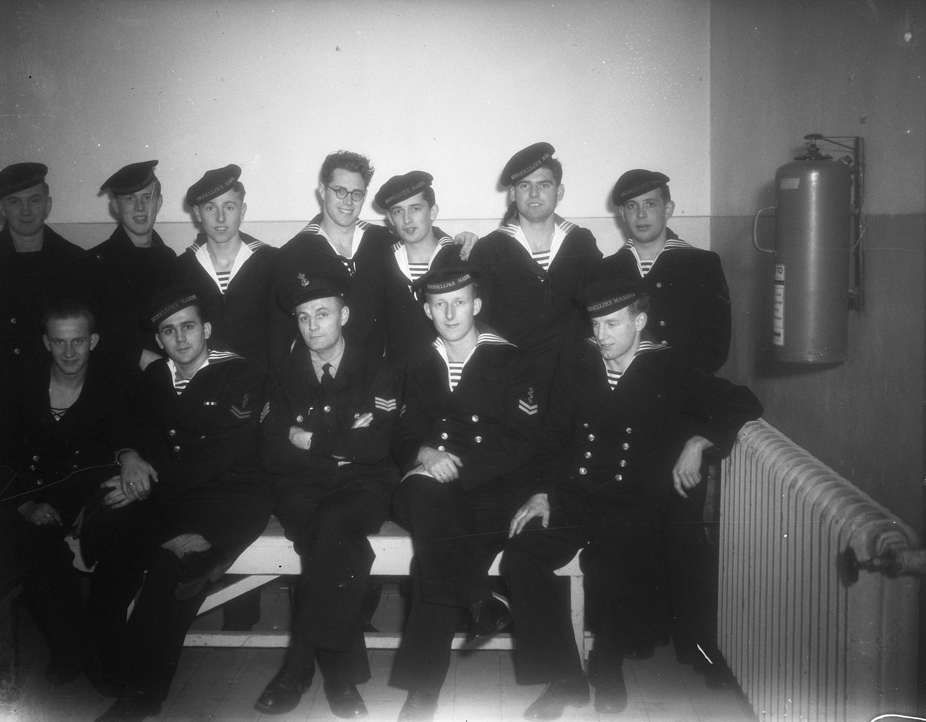 Fotocollectie Anefo — MOK Hilversum. Beediging doctoren. Groepje — Foto: Averink, […] / Anefo. Licentie: Set B: Rechtenvrij / Publiek Domein. Bron: Nationaal Archief. http://hdl.handle.net/10648/a8c15c40-d0b4-102d-bcf8-003048976d84