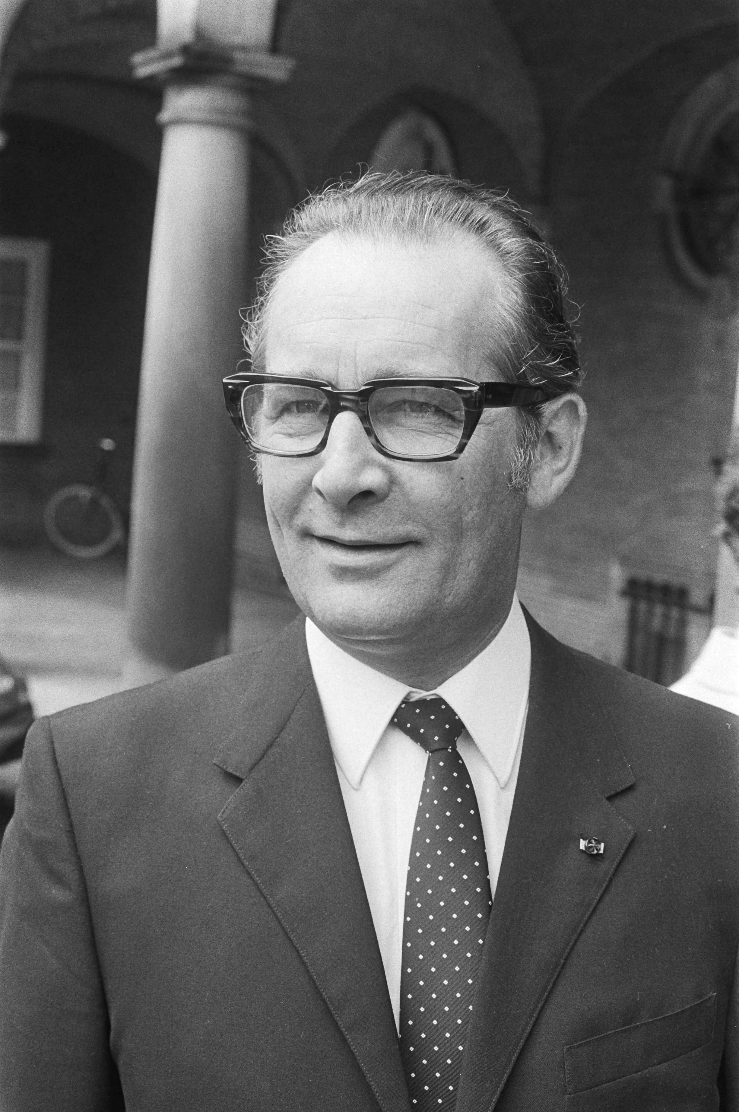 Fotocollectie Anefo — Minister Biesheuvel ontvangt kandidaat-ministers, Den Haag , Engels kop — Foto: Verhoeff, Bert / Anefo. Licentie: Set B: Rechtenvrij / Publiek Domein. Bron: Nationaal Archief. http://hdl.handle.net/10648/abc5145e-d0b4-102d-bcf8-003048976d84