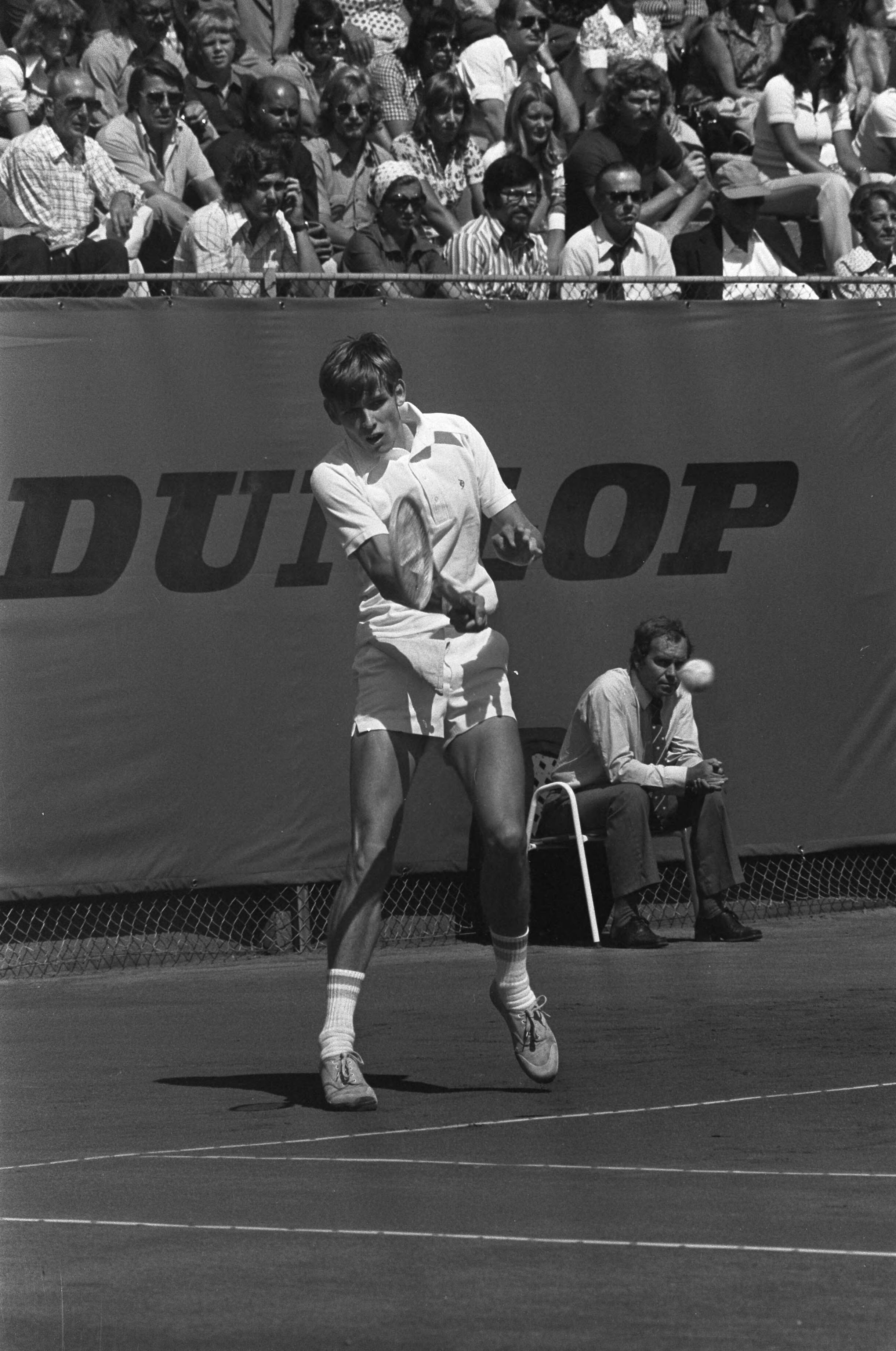 De finale van de Nationale tenniskampioenschappen op de METS-banen 1975 — Sanders in aktie — Foto: Croes, Rob C. / Anefo. Licentie: Set B: Rechtenvrij / Publiek Domein. Bron: Nationaal Archief. http://hdl.handle.net/10648/ac6ff1da-d0b4-102d-bcf8-003048976d84