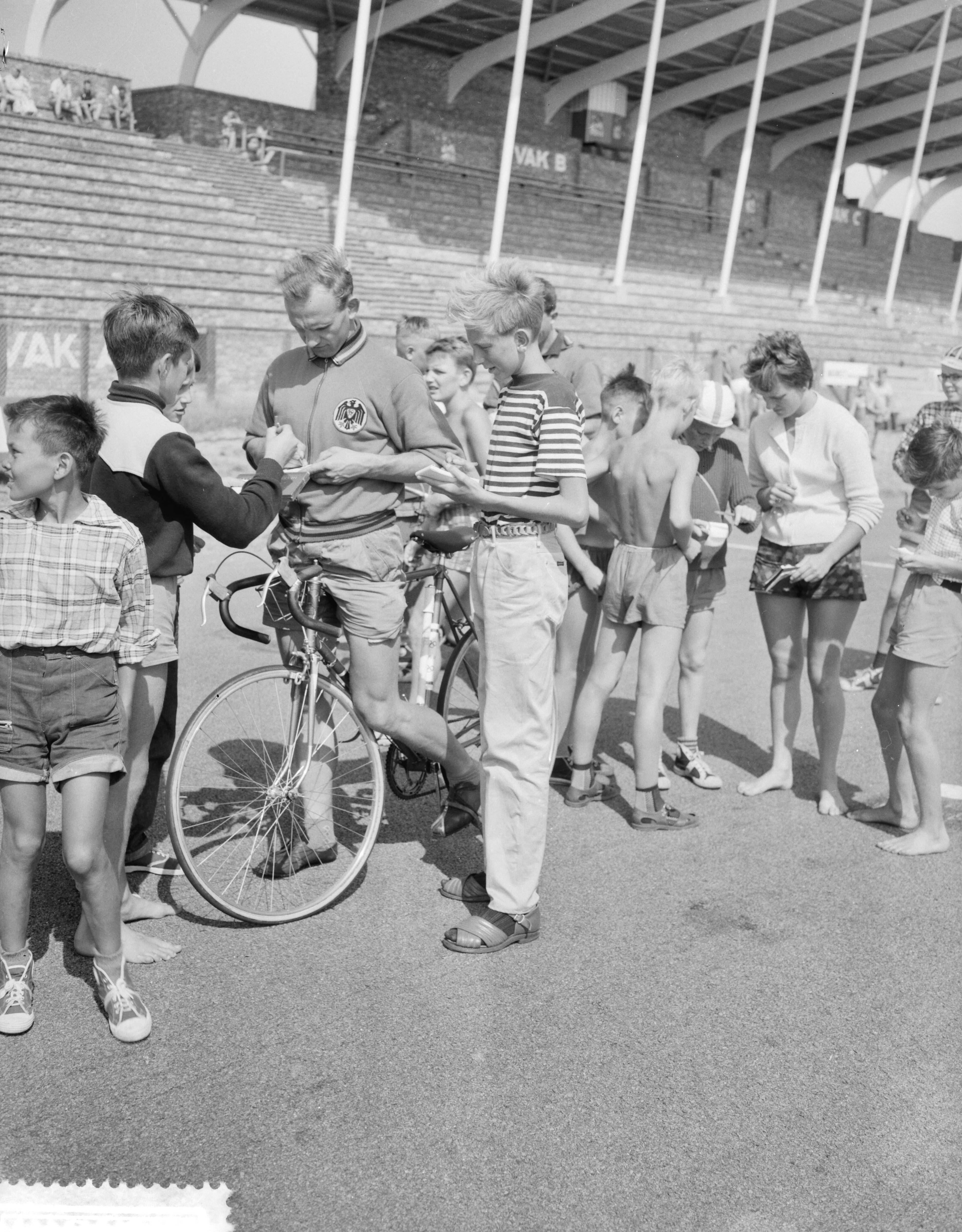 Fotocollectie Anefo — Voorbereiding wereldkampioenschap wielrennen op de weg te Zandvoort. Training van de amateurs. De Duitse renner L. Troche deelt handtekeningen uit — Foto: Rossem, Wim van / Anefo. Licentie: Set B: Rechtenvrij / Publiek Domein. Bron: Nationaal Archief. http://hdl.handle.net/10648/a99ad1f0-d0b4-102d-bcf8-003048976d84