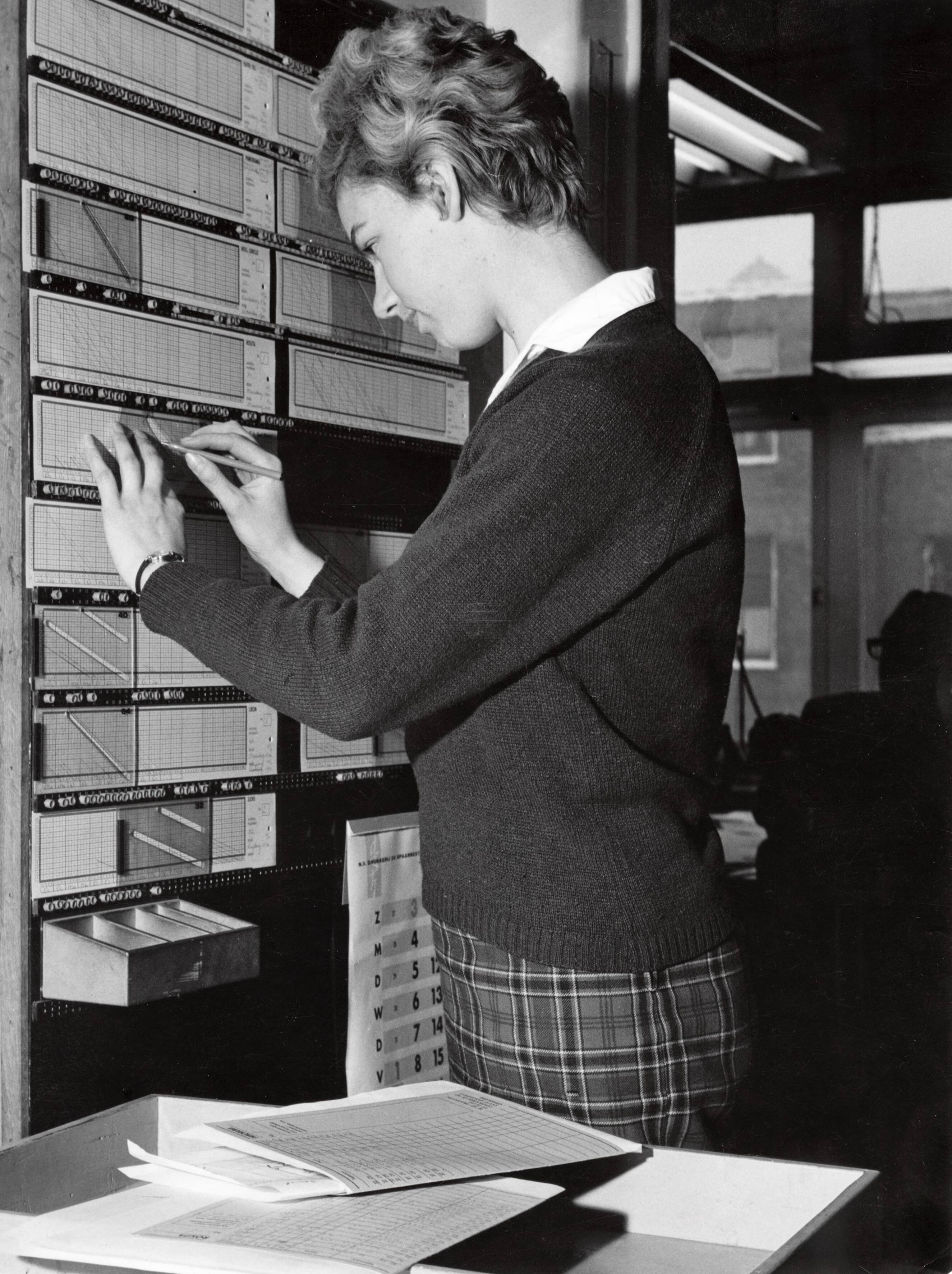 Collectie nader te bepalen — De curve is een van de indrukwekkendste inventaris stukken van de redactie opmaak. Foto : de curve wordt bijgewerkt door Ciska Louwerens. Haarlem 1963 — Foto: Fotograaf Onbekend / Fotobureau onbekend / Spaarnestad Photo (05887). Licentie: Set B: Rechtenvrij / Publiek Domein. Bron: Nationaal Archief. http://hdl.handle.net/10648/35429da6-37fc-a382-e063-6df0900a6686