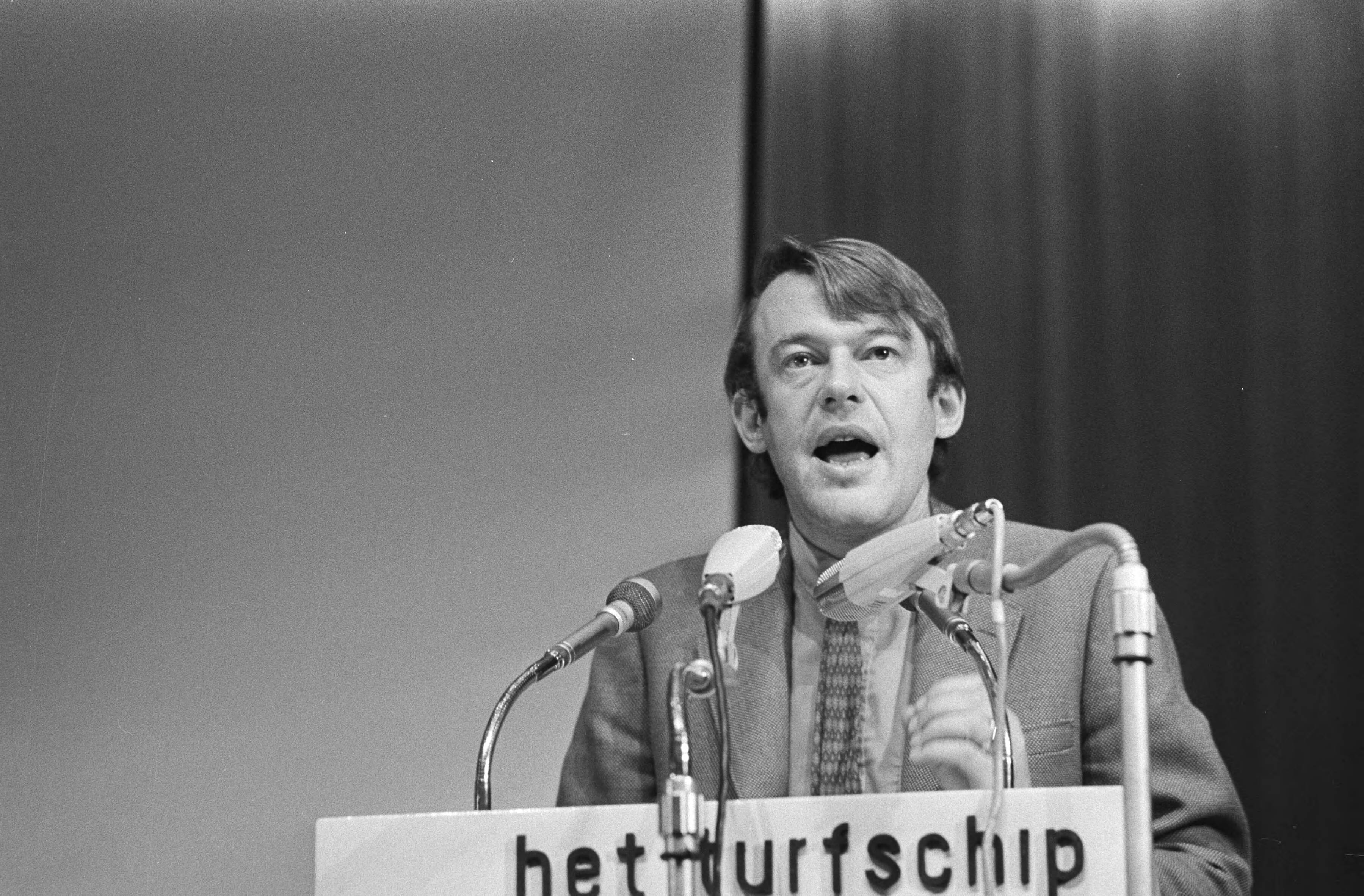 Fotocollectie Anefo — Congres D66 in Turfschip, Breda; Van Mierlo aan het woord — Foto: Mieremet, Rob / Anefo. Licentie: Set B: Rechtenvrij / Publiek Domein. Bron: Nationaal Archief. http://hdl.handle.net/10648/abadc754-d0b4-102d-bcf8-003048976d84