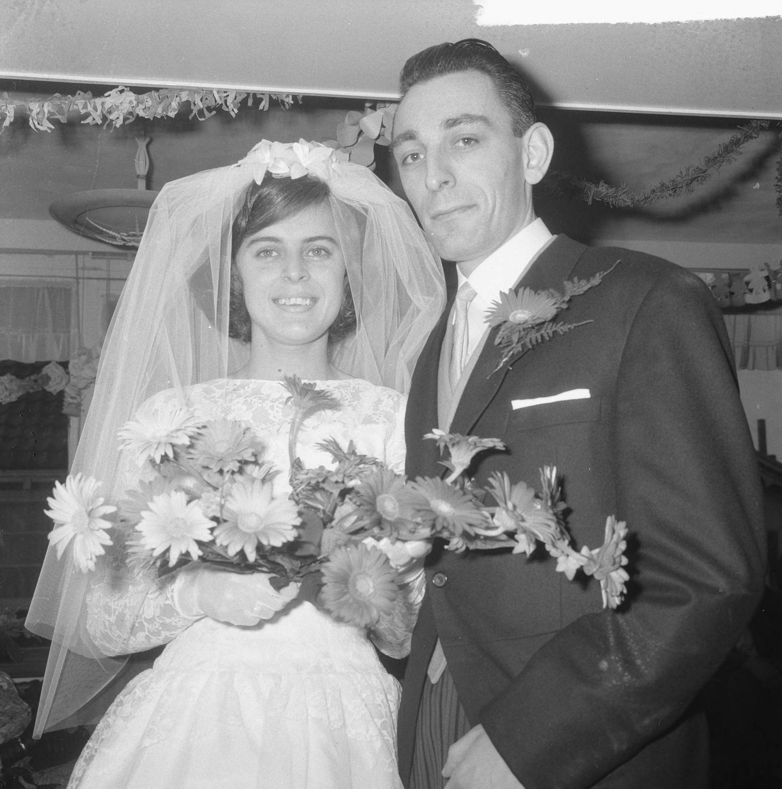 Fotocollectie Anefo — Huwelijk van atlete Tilly van der Zwaard met Gerrit van der Made te Aalsmeer — Foto: Pot, Harry / Anefo. Licentie: Set B: Rechtenvrij / Publiek Domein. Bron: Nationaal Archief. http://hdl.handle.net/10648/aa8458ca-d0b4-102d-bcf8-003048976d84