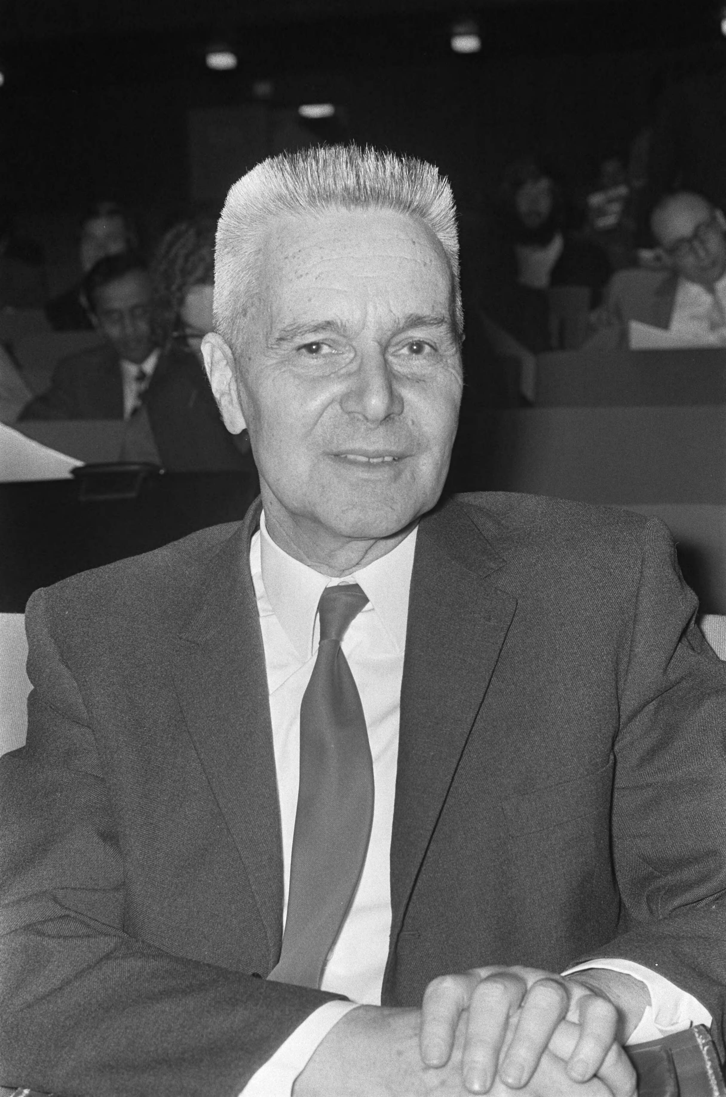 Fotocollectie Anefo — Prins Claus opent vijfde Europese conferentie Society for International Development , Den Haag , nr. 2 prof. Tinbergen kop, nr. 3 Hollis B. Chenery / — Foto: Punt, W. / Anefo. Licentie: Set B: Rechtenvrij / Publiek Domein. Bron: Nationaal Archief. http://hdl.handle.net/10648/abd472c8-d0b4-102d-bcf8-003048976d84