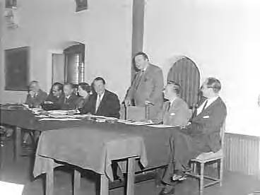 Internationale Ruimtevaartcongres in Den Haag — Internationaal Ruimtevaartcongres. Bespreking ruimtevaartwetgeving in de Ridderzaal te Den Haag. Rechts aan de tafel internationaal jurist dr. Wolf Heinrich prins van Hannover (Duitse delegatie). Sprekend dhr. Gunlacx — Foto: Behrens, Herbert F. / Anefo. Licentie: Set B: Rechtenvrij / Publiek Domein. Bron: Nationaal Archief. http://hdl.handle.net/10648/a98366b4-d0b4-102d-bcf8-003048976d84