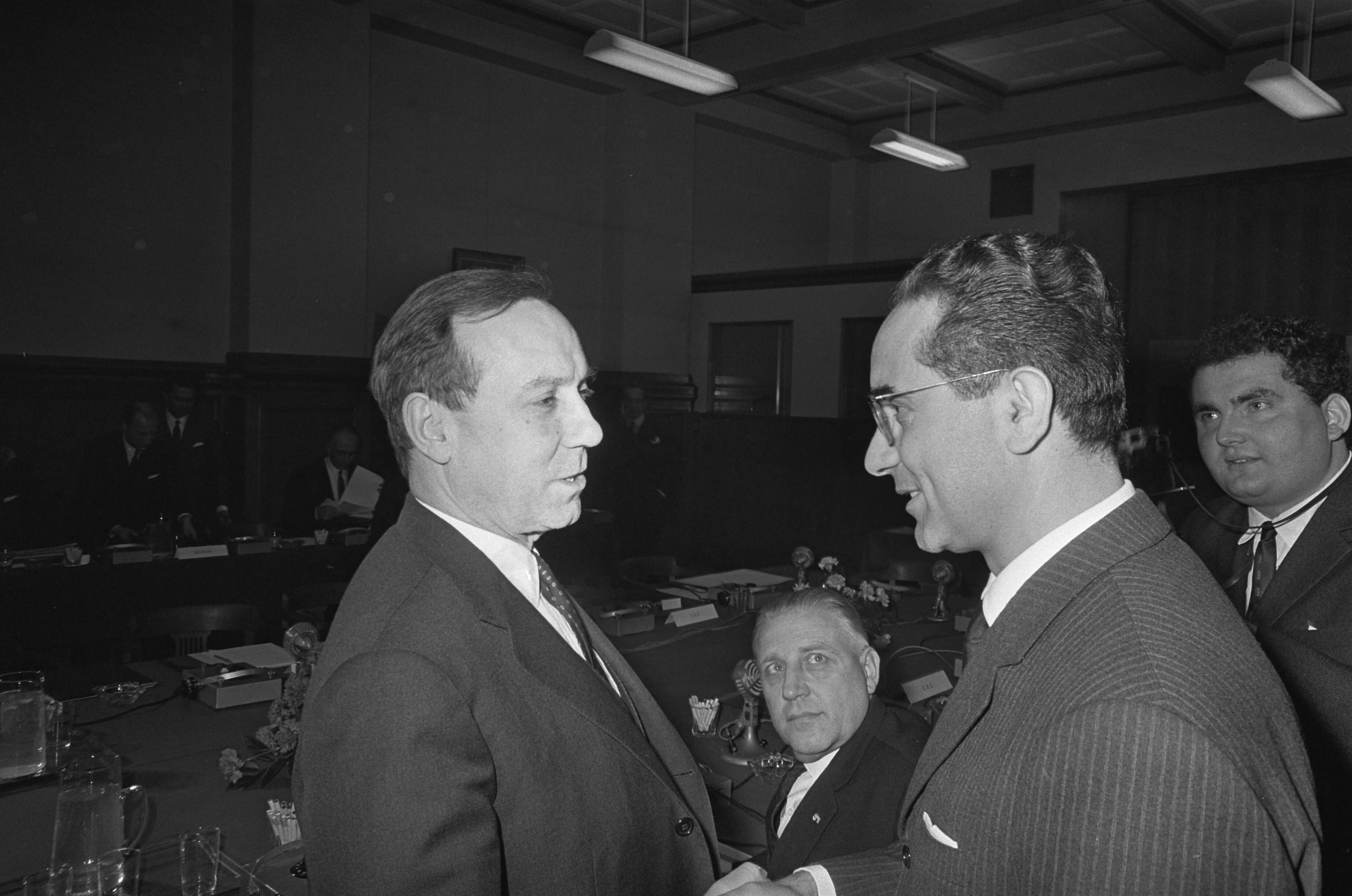 Fotocollectie Anefo — Ministers van Financien van EEG bijeen in Vredespaleis te Den Haag — Foto: Koch, Eric / Anefo. Licentie: Set B: Rechtenvrij / Publiek Domein. Bron: Nationaal Archief. http://hdl.handle.net/10648/ab0c8290-d0b4-102d-bcf8-003048976d84