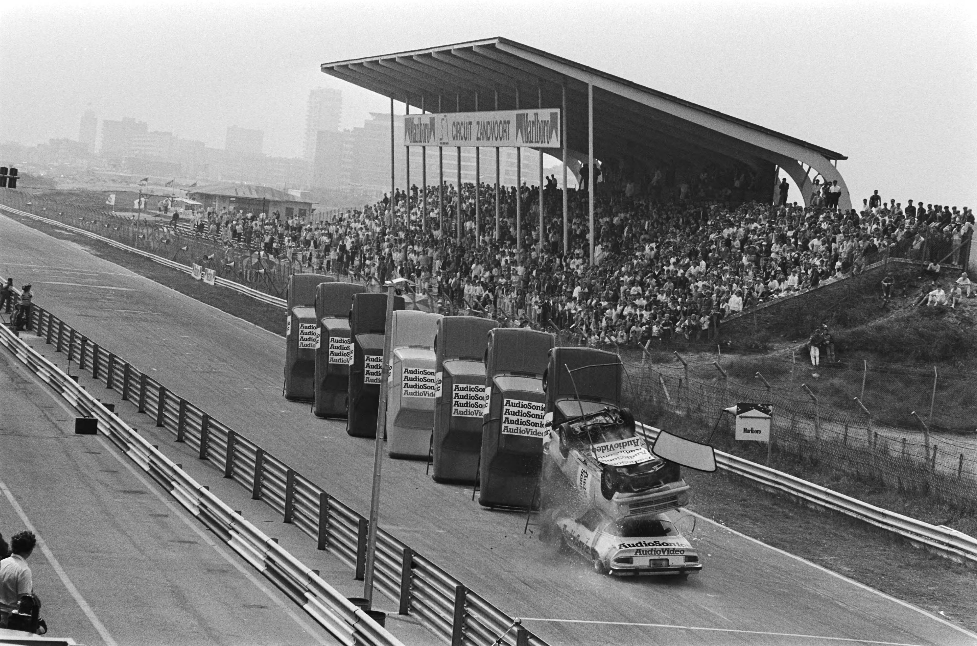 Fotocollectie Anefo — World record day op circuit Zandvoort; auto's omver rijden — Foto: Bogaerts, Rob / Anefo. Licentie: Set B: Rechtenvrij / Publiek Domein. Bron: Nationaal Archief. http://hdl.handle.net/10648/ad46bb70-d0b4-102d-bcf8-003048976d84