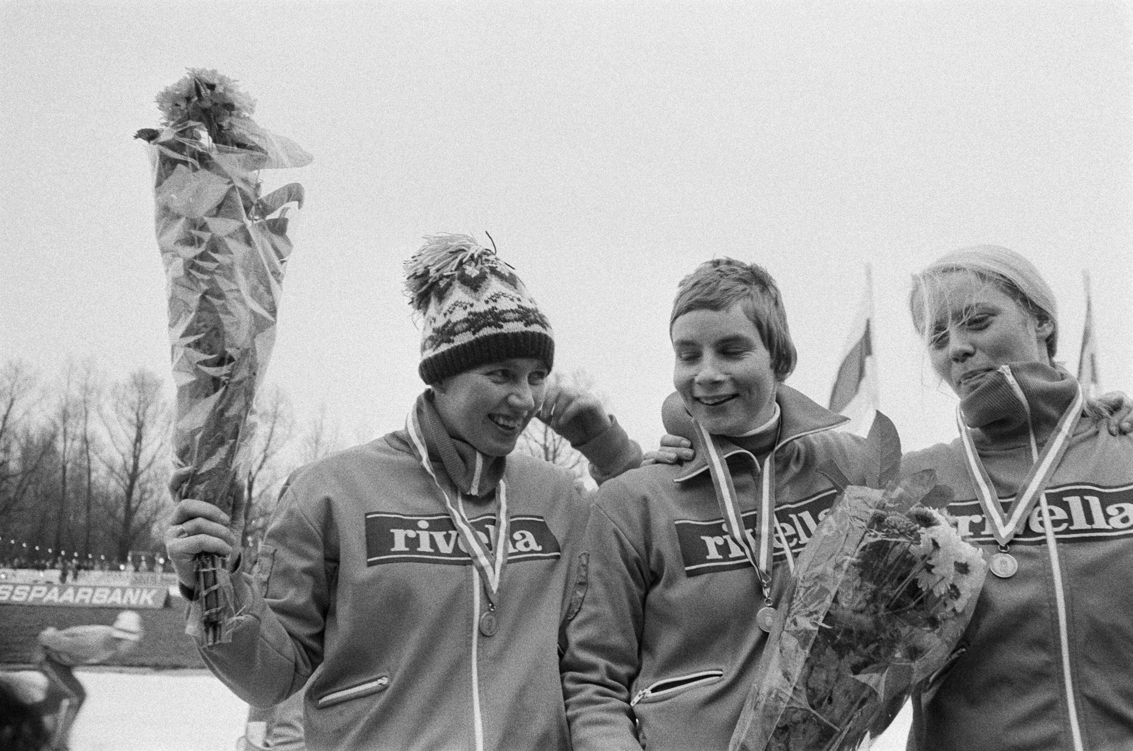 Fotocollectie Anefo — Nederlandse kampioenschappen schaatsen in Groningen; huldiging 500 meter v.l.n.r. Margriet Pompe, Haitske Pijlman en Ina Steenbruggen. — Foto: Verhoeff, Bert / Anefo. Licentie: Set B: Rechtenvrij / Publiek Domein. Bron: Nationaal Archief. http://hdl.handle.net/10648/ac7aa71a-d0b4-102d-bcf8-003048976d84