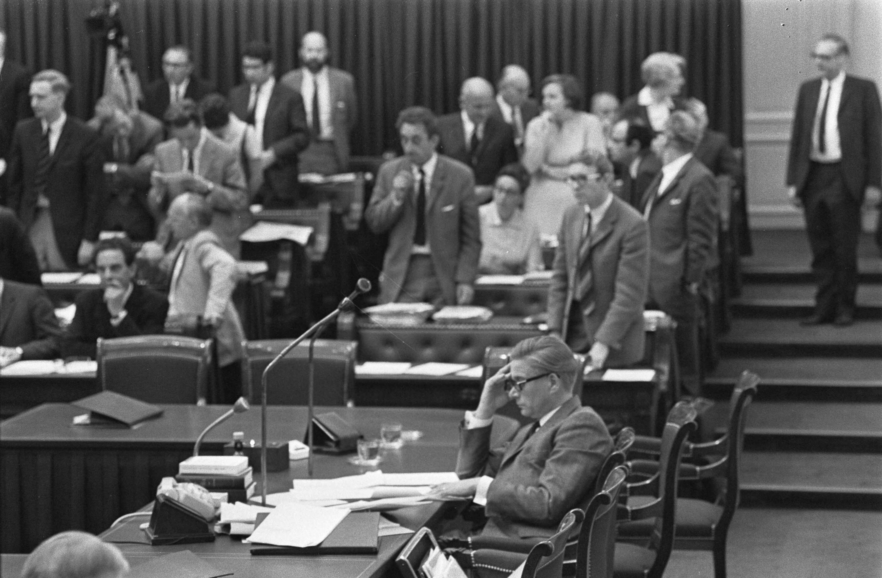 Fotocollectie Anefo — Tweede Kamer : Wet Veringa aangenomen; Den Haag ; minister Veringa tijdens stemming (overzicht) — Foto: Evers, Joost / Anefo. Licentie: Set B: Rechtenvrij / Publiek Domein. Bron: Nationaal Archief. http://hdl.handle.net/10648/aba49062-d0b4-102d-bcf8-003048976d84