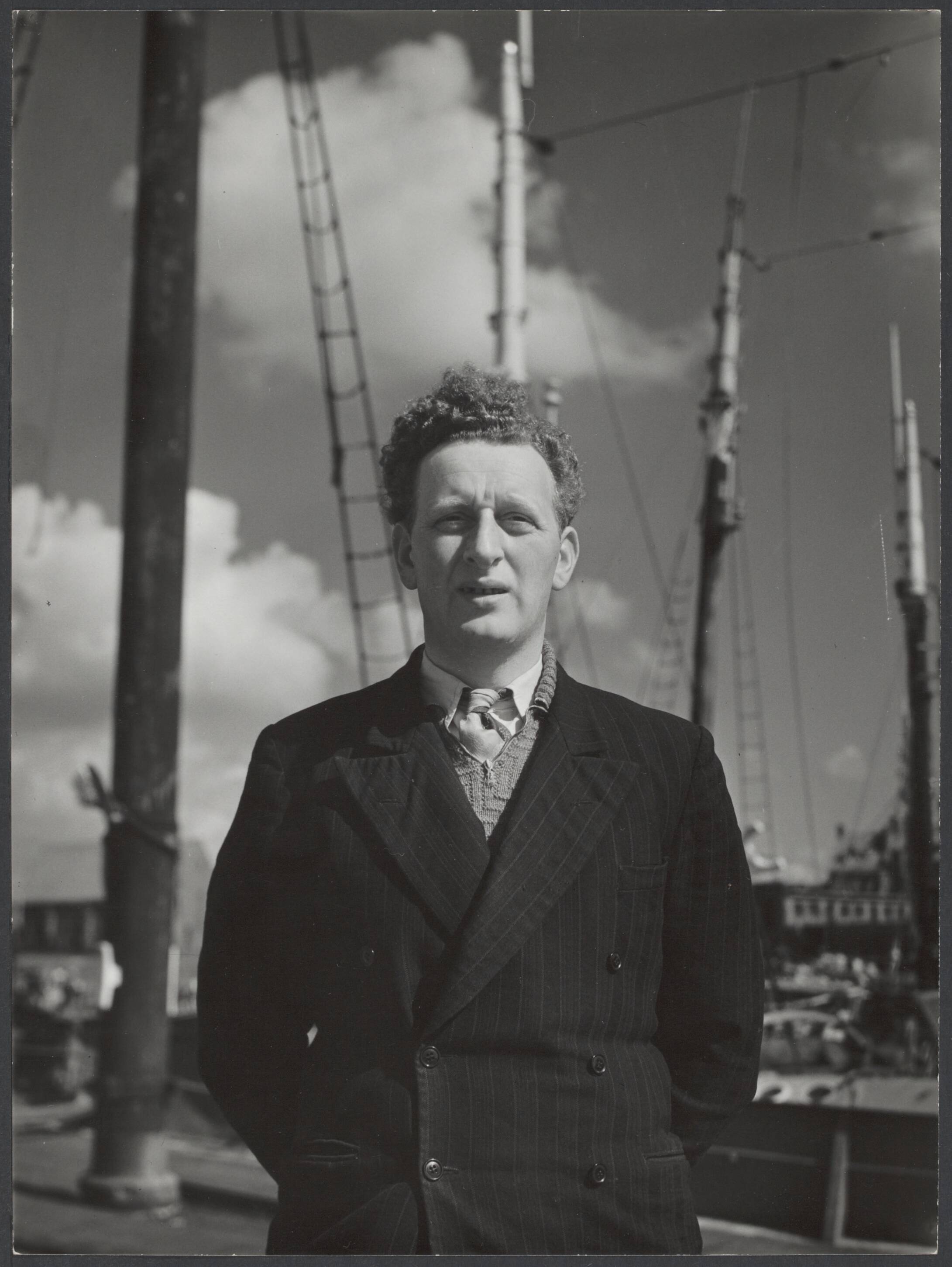 Engelandvaarders / Englandspiel — Scheveningse visser Krijn Kleijn, die in 1941, met nog 6 anderen, in 'n vlot naar Engeland was overgestoken en door koningin Wilhelmina werd ontvangen — Foto: Stuifbergen, Wilh. L. (Pim) / Spaarnestad (1). Licentie: Set B: Rechtenvrij / Publiek Domein. Bron: Nationaal Archief. http://hdl.handle.net/10648/b5971333-551a-bdee-a29a-5f3507a2c6b3
