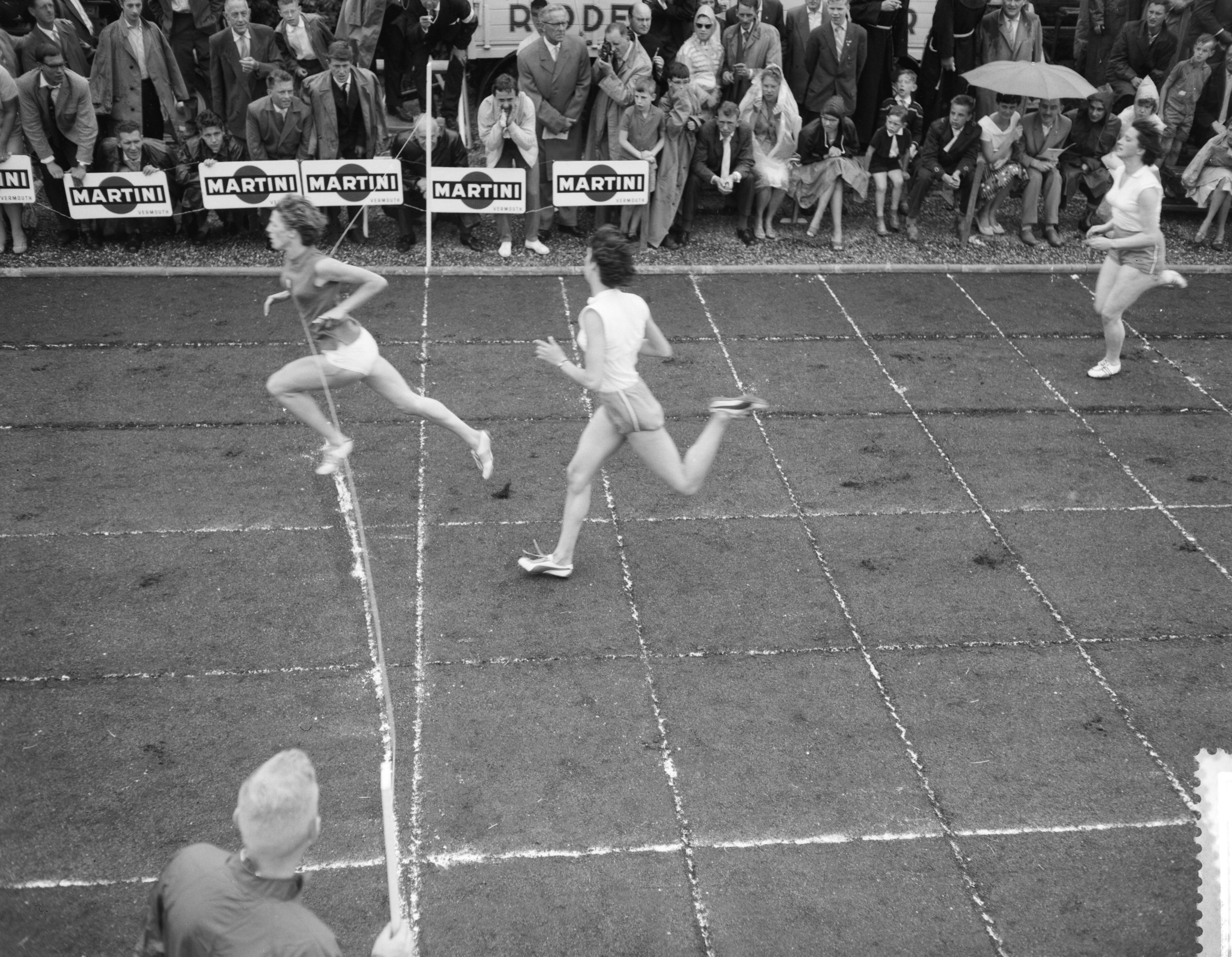 Fotocollectie Anefo — Atletiekwedstrijden dames Nederland tegen Italië te Maastricht, finish 100m. G.l Leone (It.) wint voor Joke Bijleveld. Derde wordt Hannie Bloemhof — Foto: Rossem, Wim van / Anefo. Licentie: Set B: Rechtenvrij / Publiek Domein. Bron: Nationaal Archief. http://hdl.handle.net/10648/a996e4aa-d0b4-102d-bcf8-003048976d84