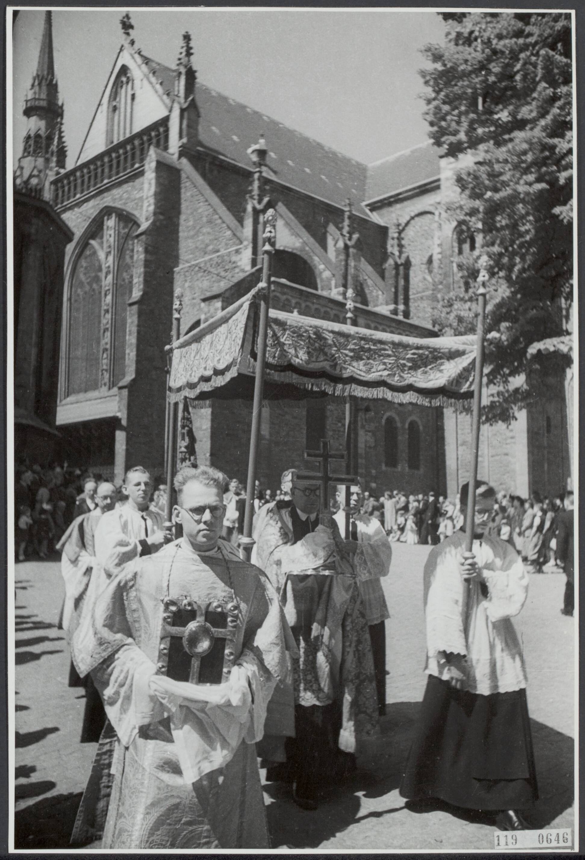 Fotocollectie Rijksvoorlichtingsdienst Eigen — Sint Servaes processie te Maastricht — Foto: Lahaye, Frans. Licentie: Set B: Rechtenvrij / Publiek Domein. Bron: Nationaal Archief. http://hdl.handle.net/10648/af1bbc16-d0b4-102d-bcf8-003048976d84