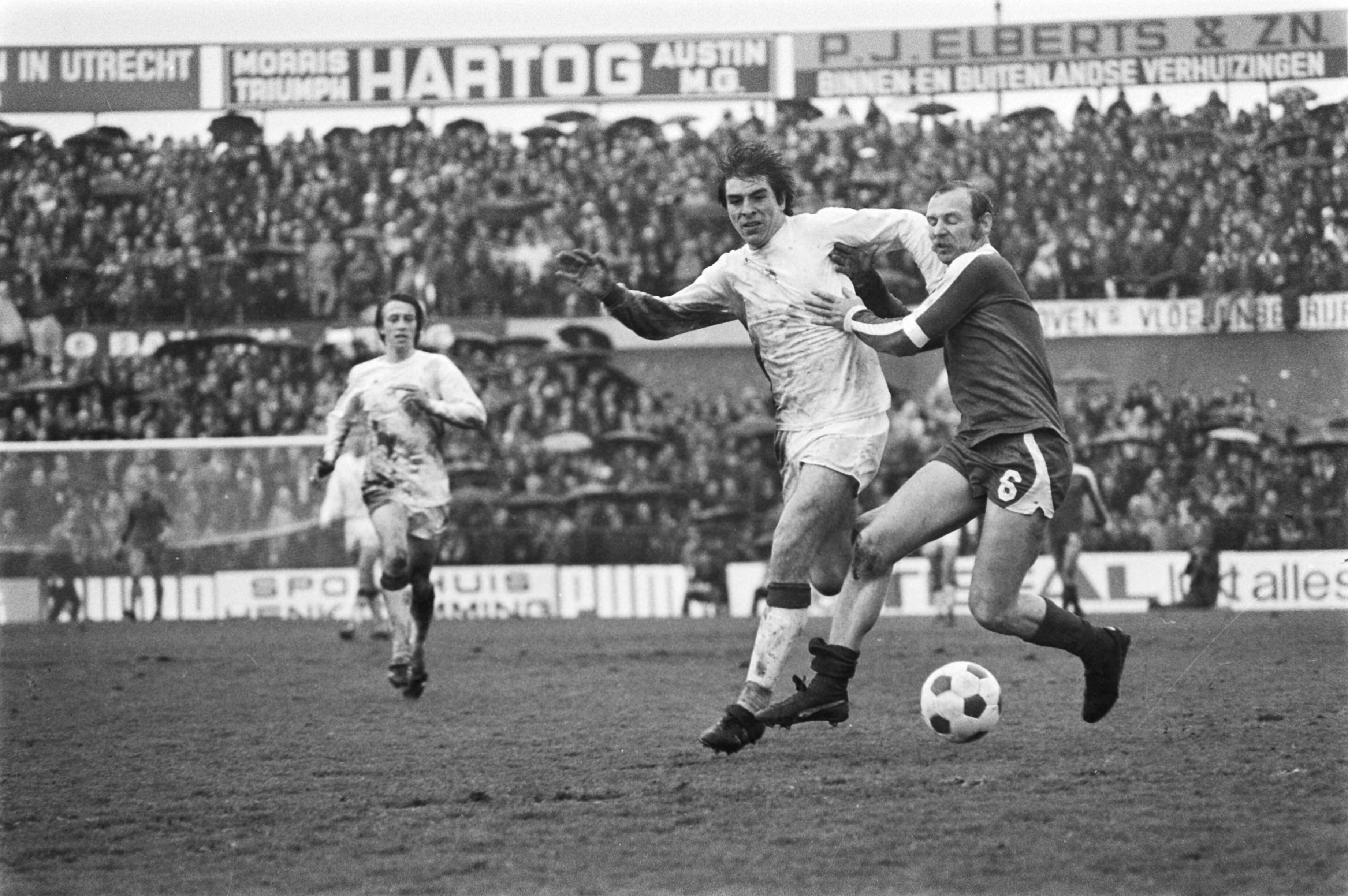 FC Utrecht - Ajax 0-2 — Ajacied Johnny Dusbaba (l) wordt van de bal gezet door Marco Cabo — Foto: Peters, Hans / Anefo. Licentie: Set B: Rechtenvrij / Publiek Domein. Bron: Nationaal Archief. http://hdl.handle.net/10648/ac98fcc4-d0b4-102d-bcf8-003048976d84