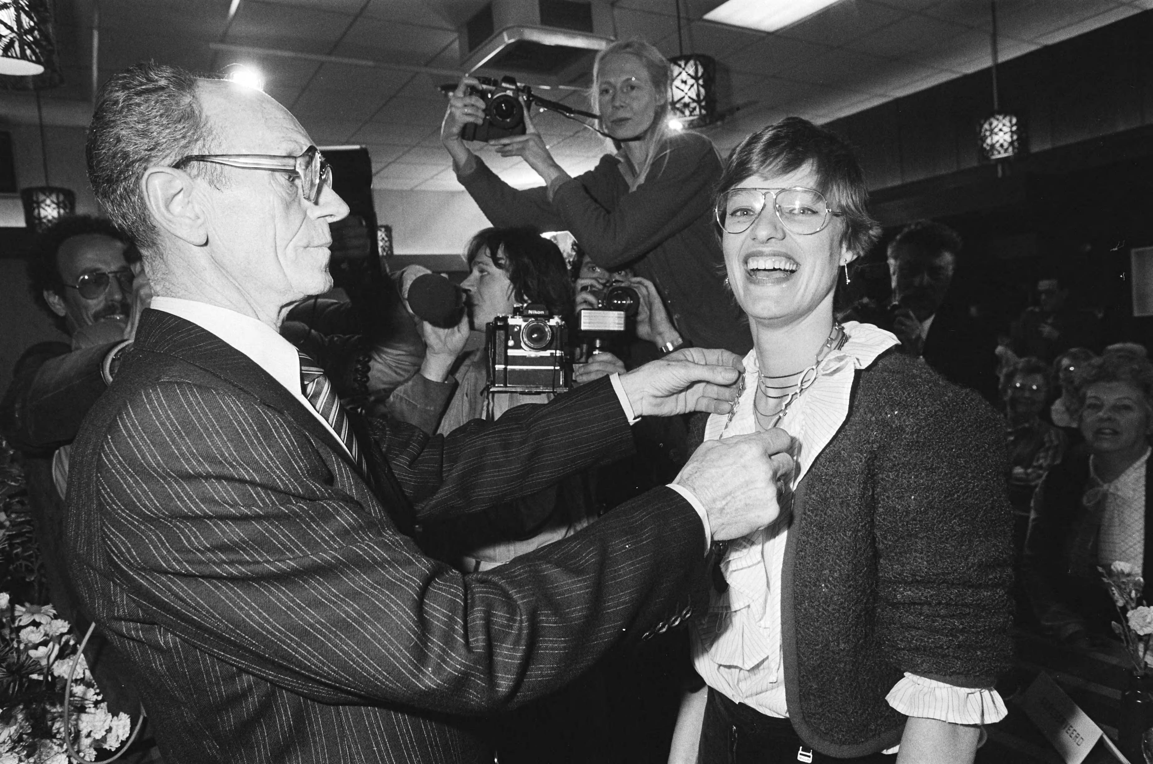 Eerste communistische burgemeester in Nederland — Mevrouw H. Jagersma wordt als eerste communistische burgemeester in Nederland in Beerta geïnstalleerd — Foto: Dijk, Hans van / Anefo. Licentie: Set B: Rechtenvrij / Publiek Domein. Bron: Nationaal Archief. http://hdl.handle.net/10648/ad145248-d0b4-102d-bcf8-003048976d84