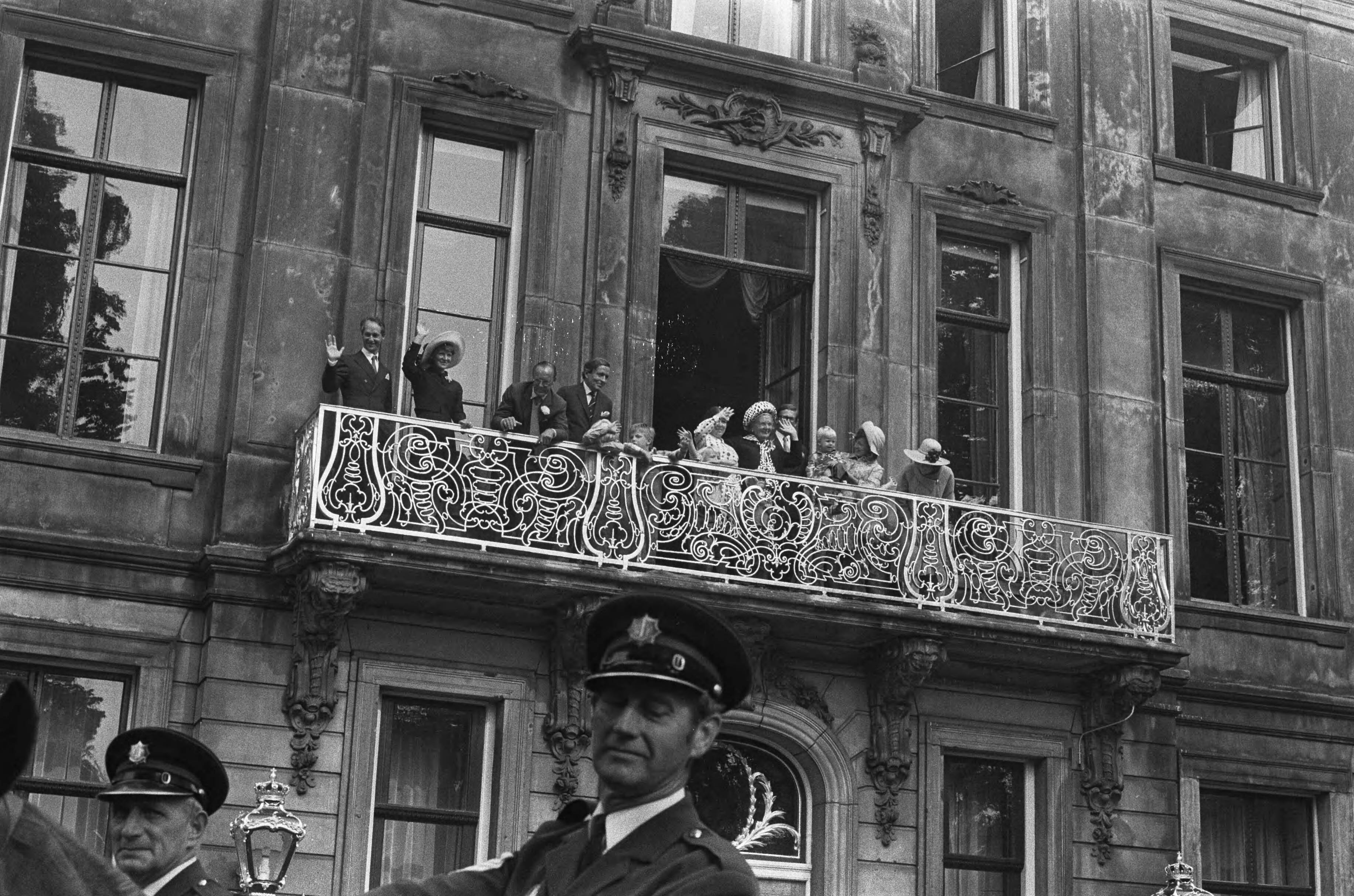 Fotocollectie Anefo — Viering Zilveren Regeringsjubileum van Koningin Juliana in Den Haag , Koninklijke familie op balkon van Paleis Lange Voorhout — Foto: Mieremet, Rob / Anefo. Licentie: Set B: Rechtenvrij / Publiek Domein. Bron: Nationaal Archief. http://hdl.handle.net/10648/ac366028-d0b4-102d-bcf8-003048976d84